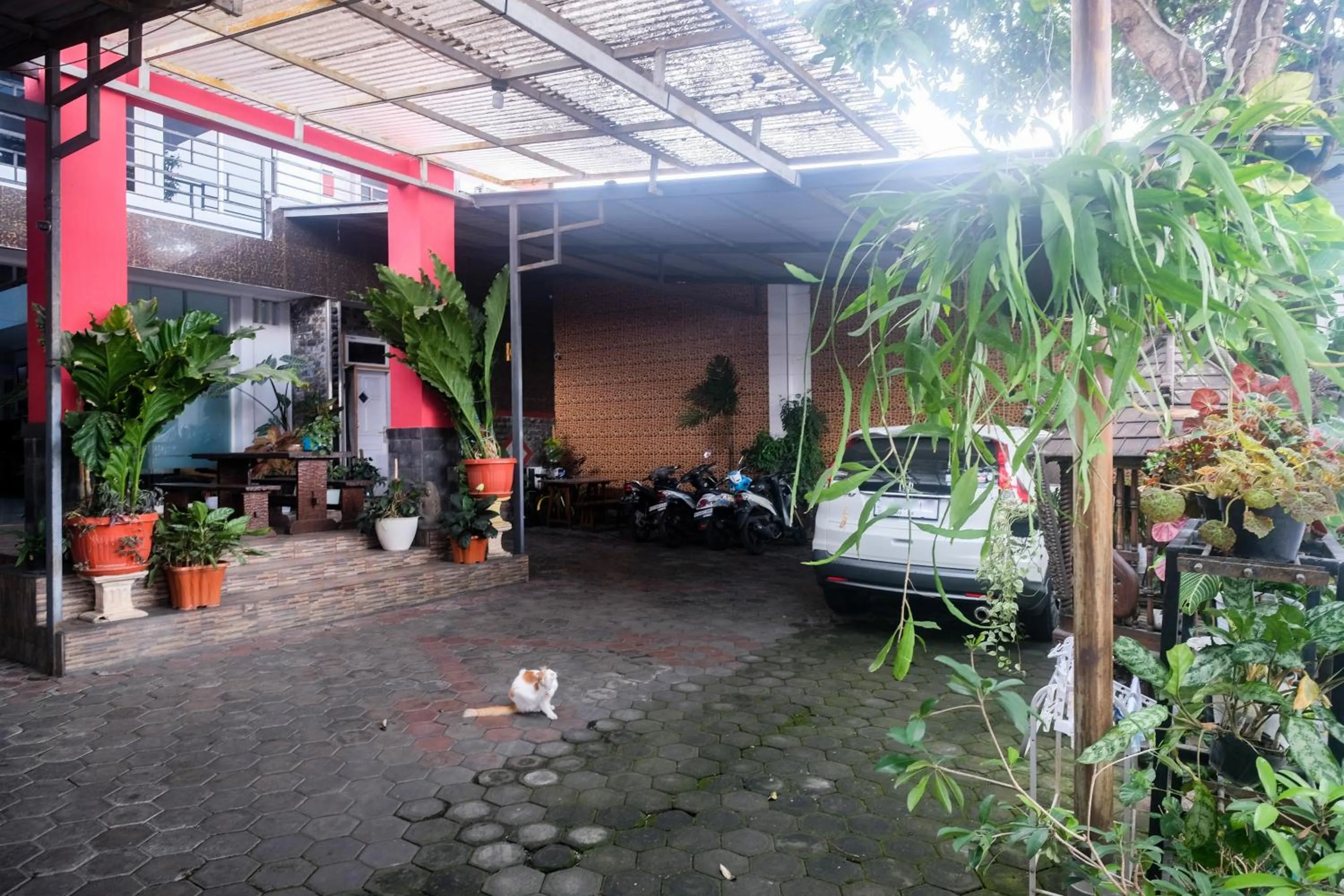 Parking in RedDoorz near Batik Tulis Celaket 2