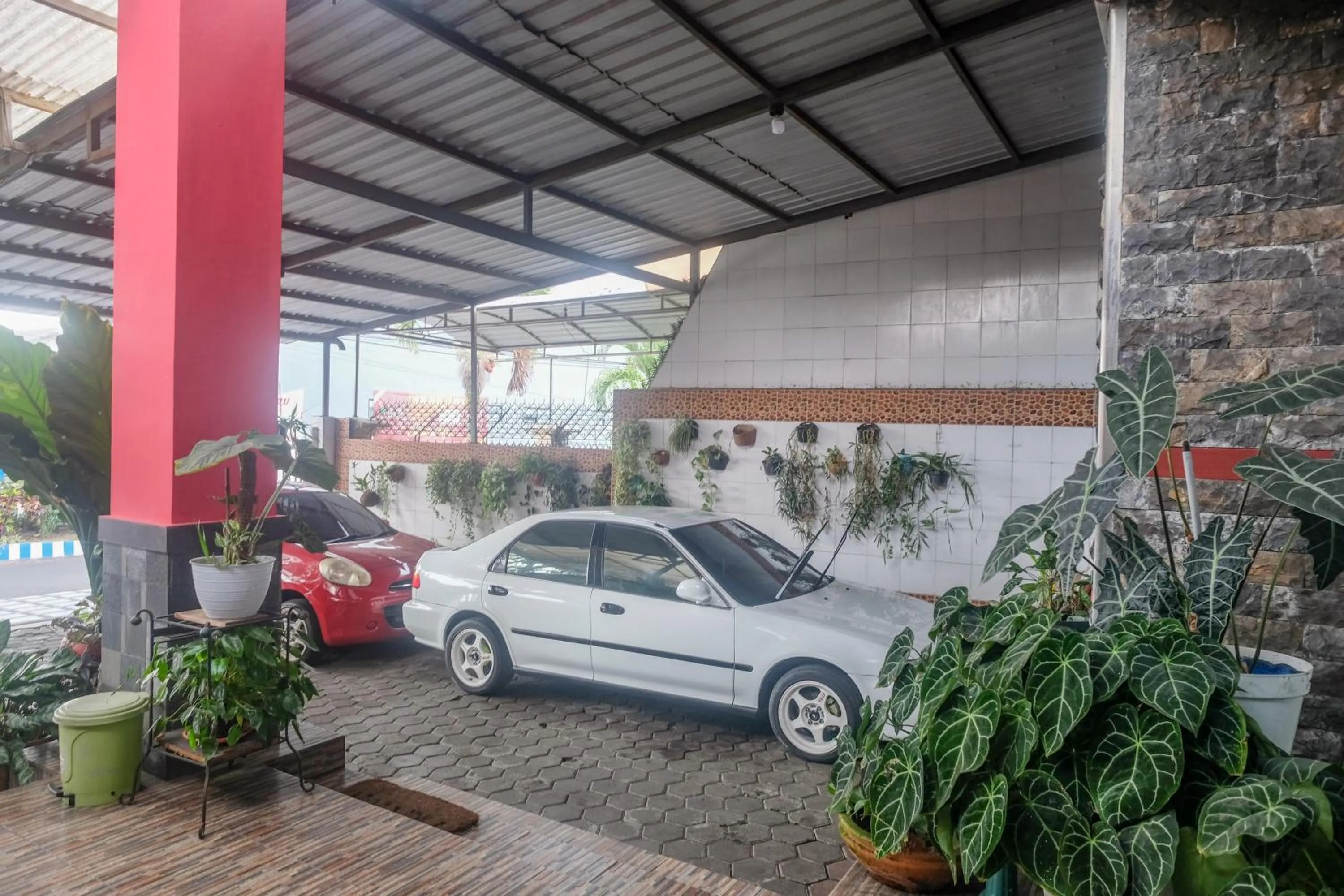 Parking in RedDoorz near Batik Tulis Celaket 2
