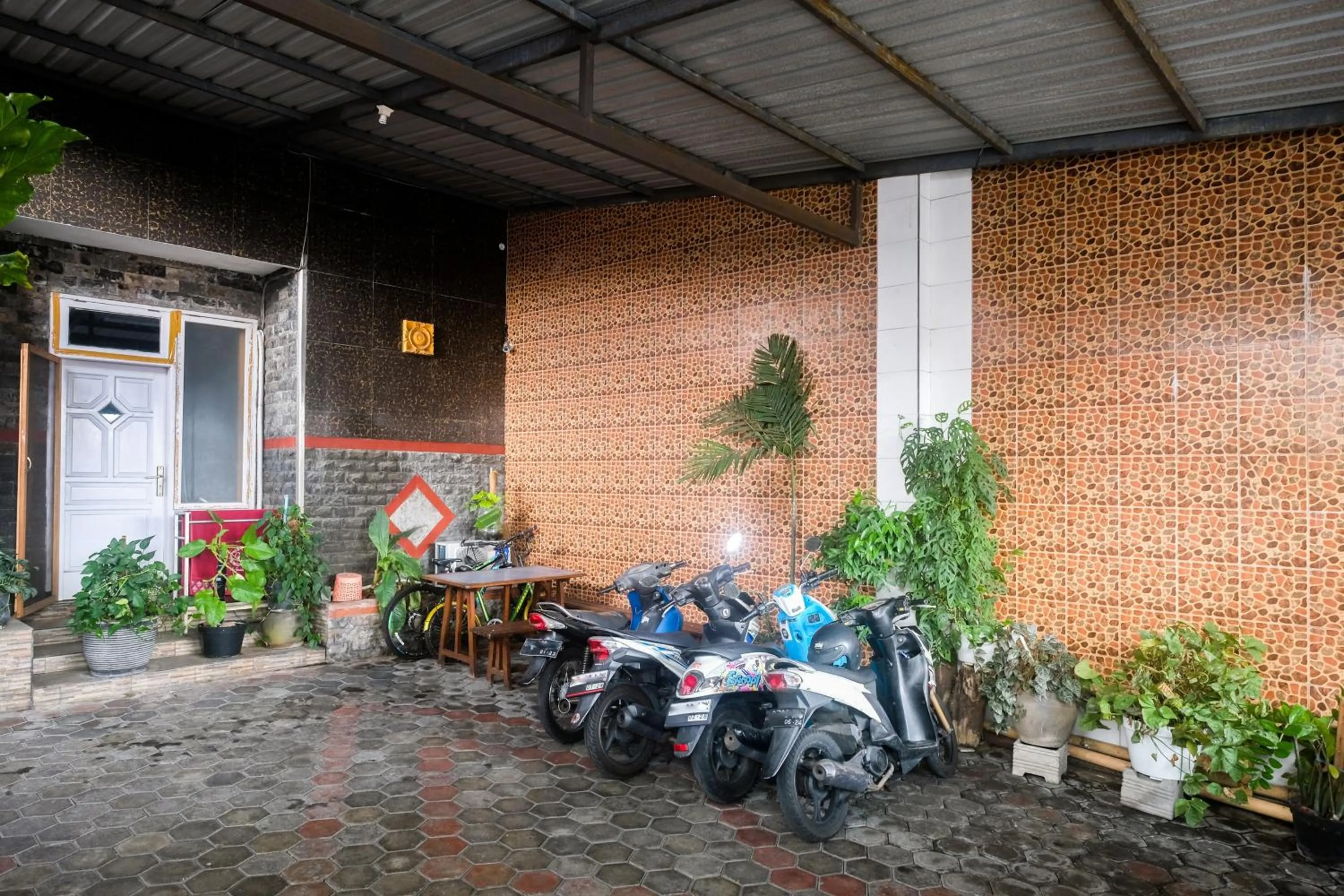 Parking in RedDoorz near Batik Tulis Celaket 2