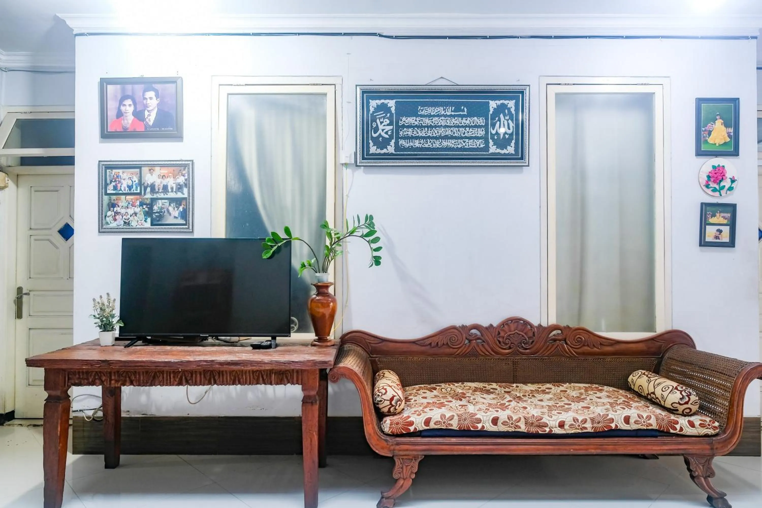 Seating area in RedDoorz near Batik Tulis Celaket 2