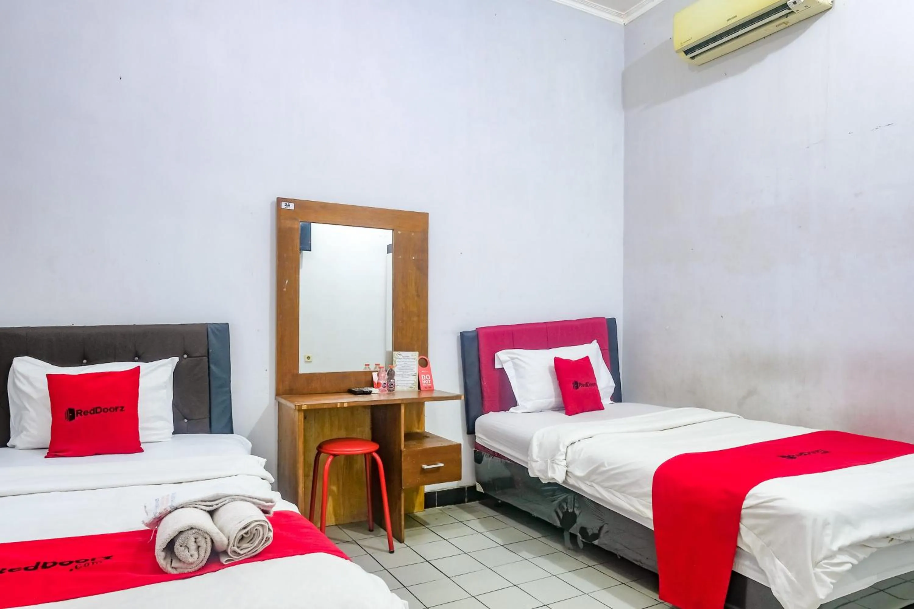 Bedroom, Bed in RedDoorz near Batik Tulis Celaket 2