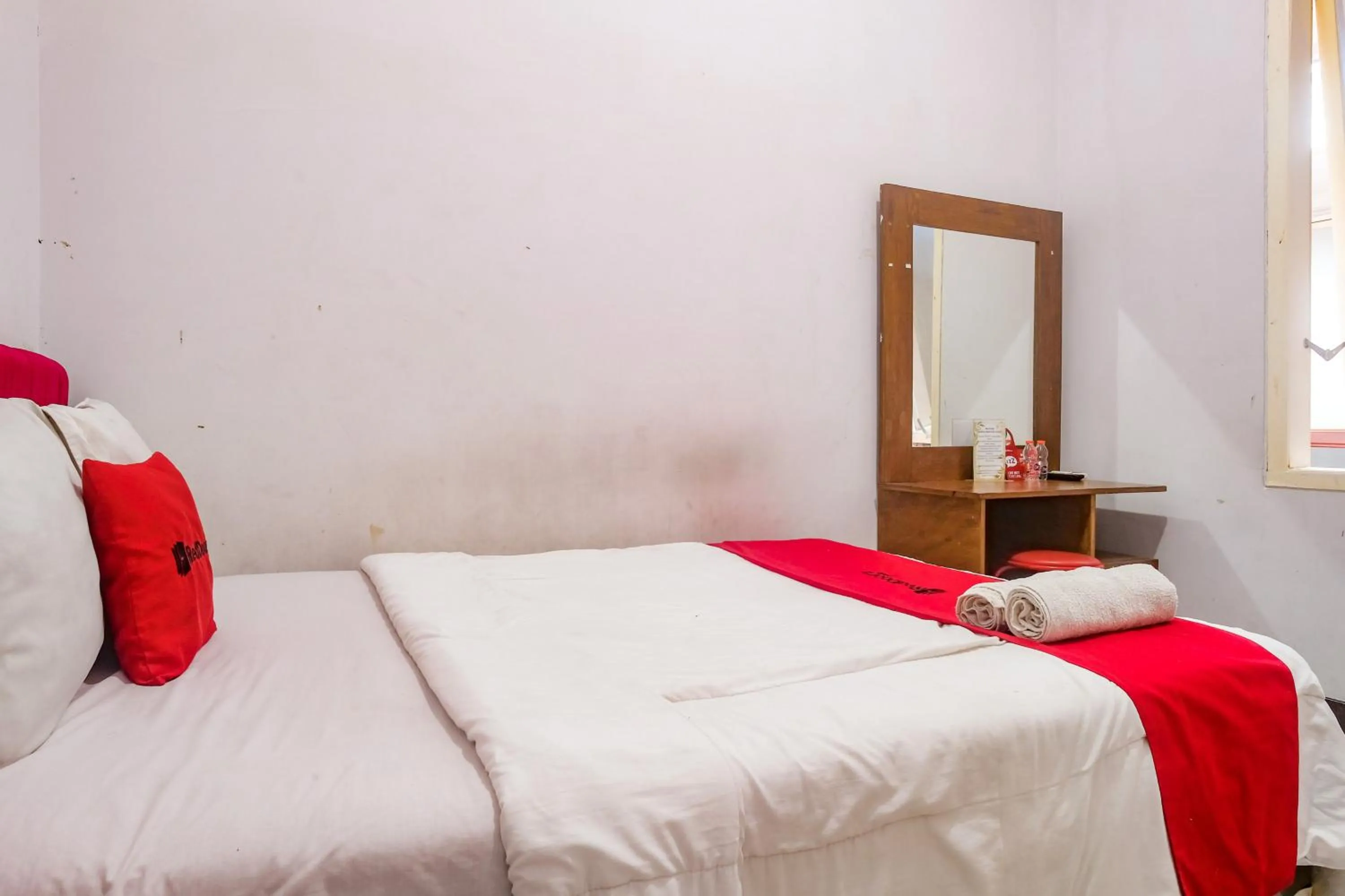 Bedroom, Bed in RedDoorz near Batik Tulis Celaket 2