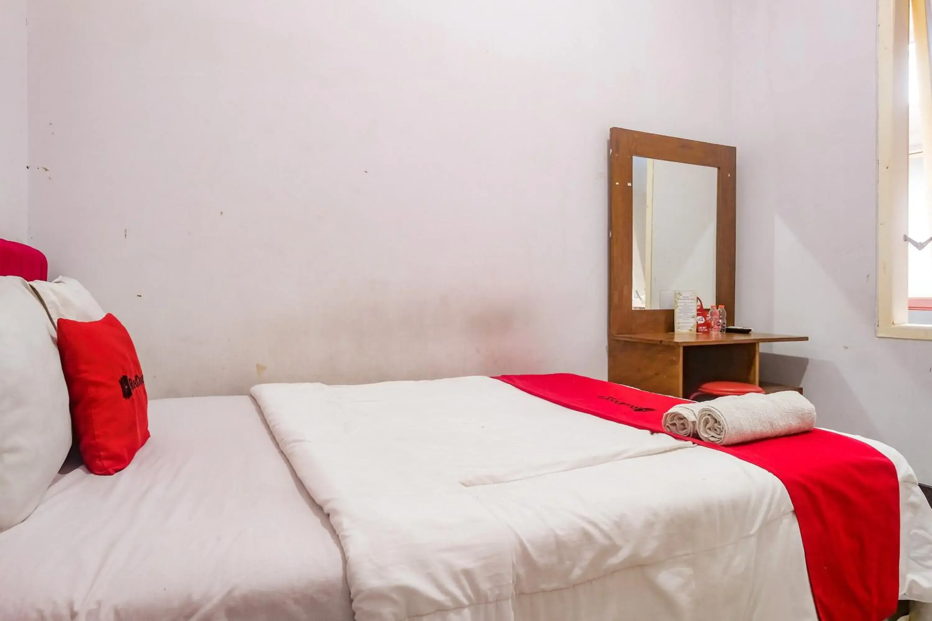 Bedroom, Bed in RedDoorz near Batik Tulis Celaket 2 Bedroom, Bed in RedDoorz near Batik Tulis Celaket 2