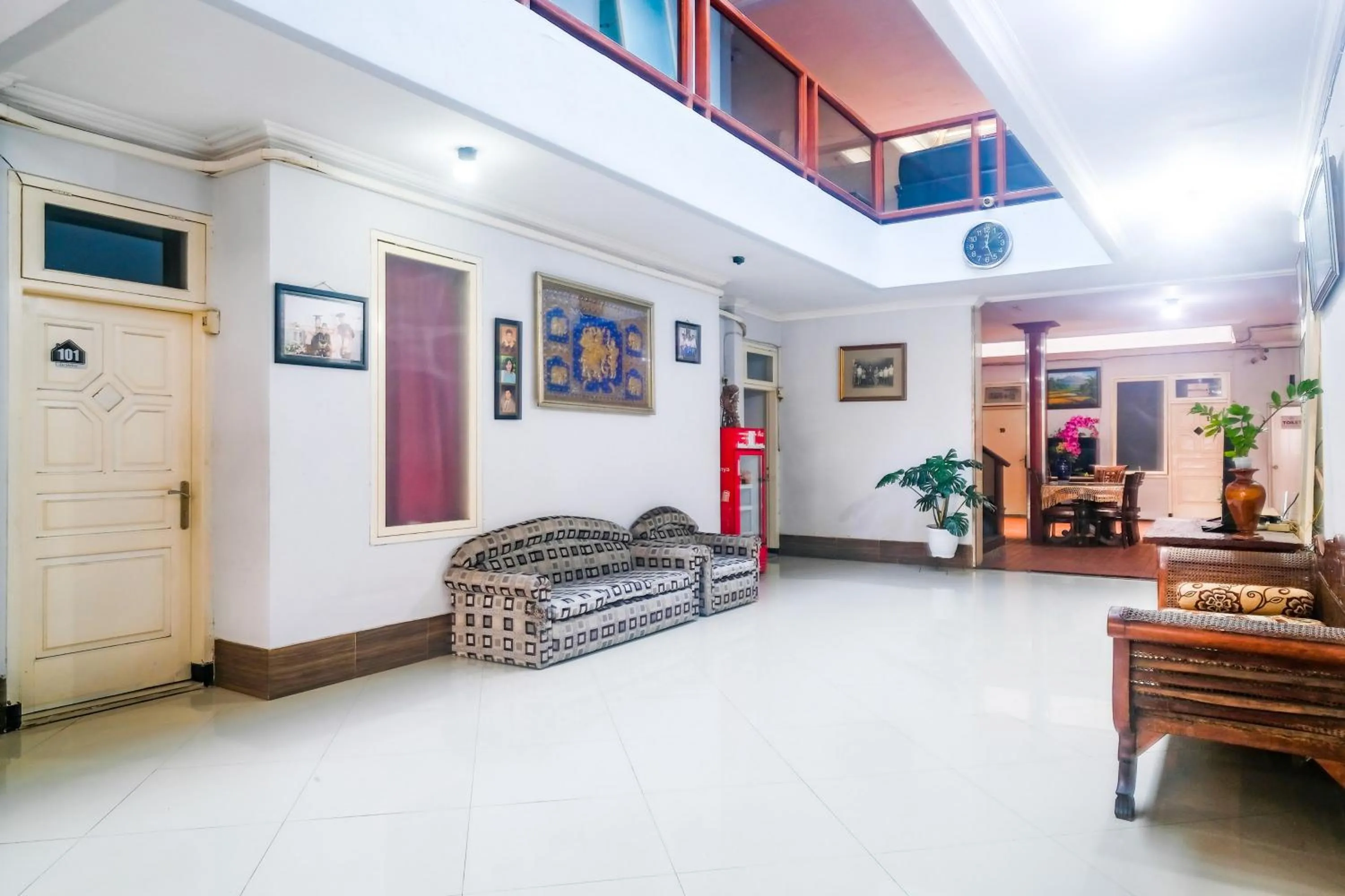 Seating area in RedDoorz near Batik Tulis Celaket 2