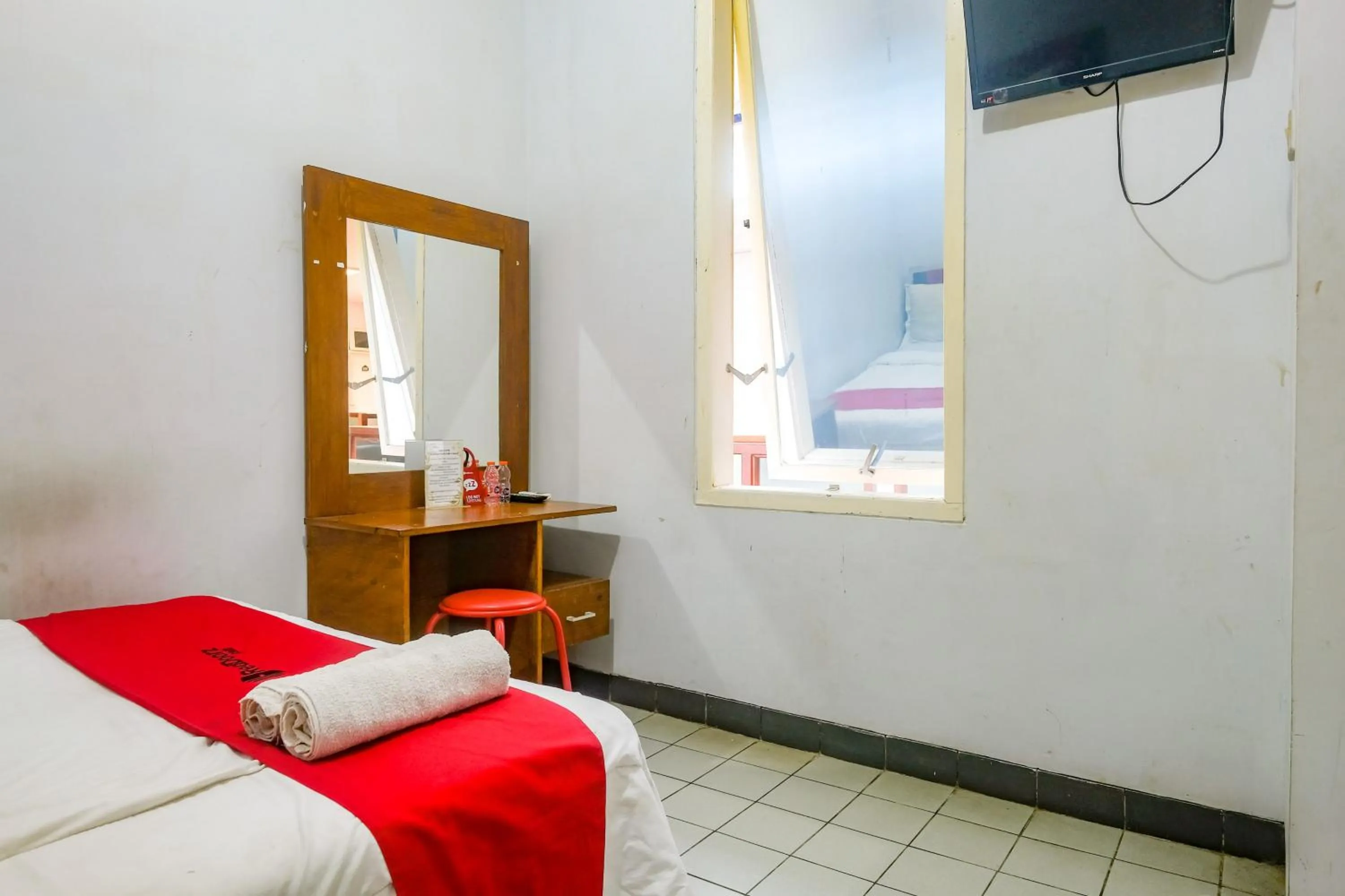 Bathroom, Bed in RedDoorz near Batik Tulis Celaket 2