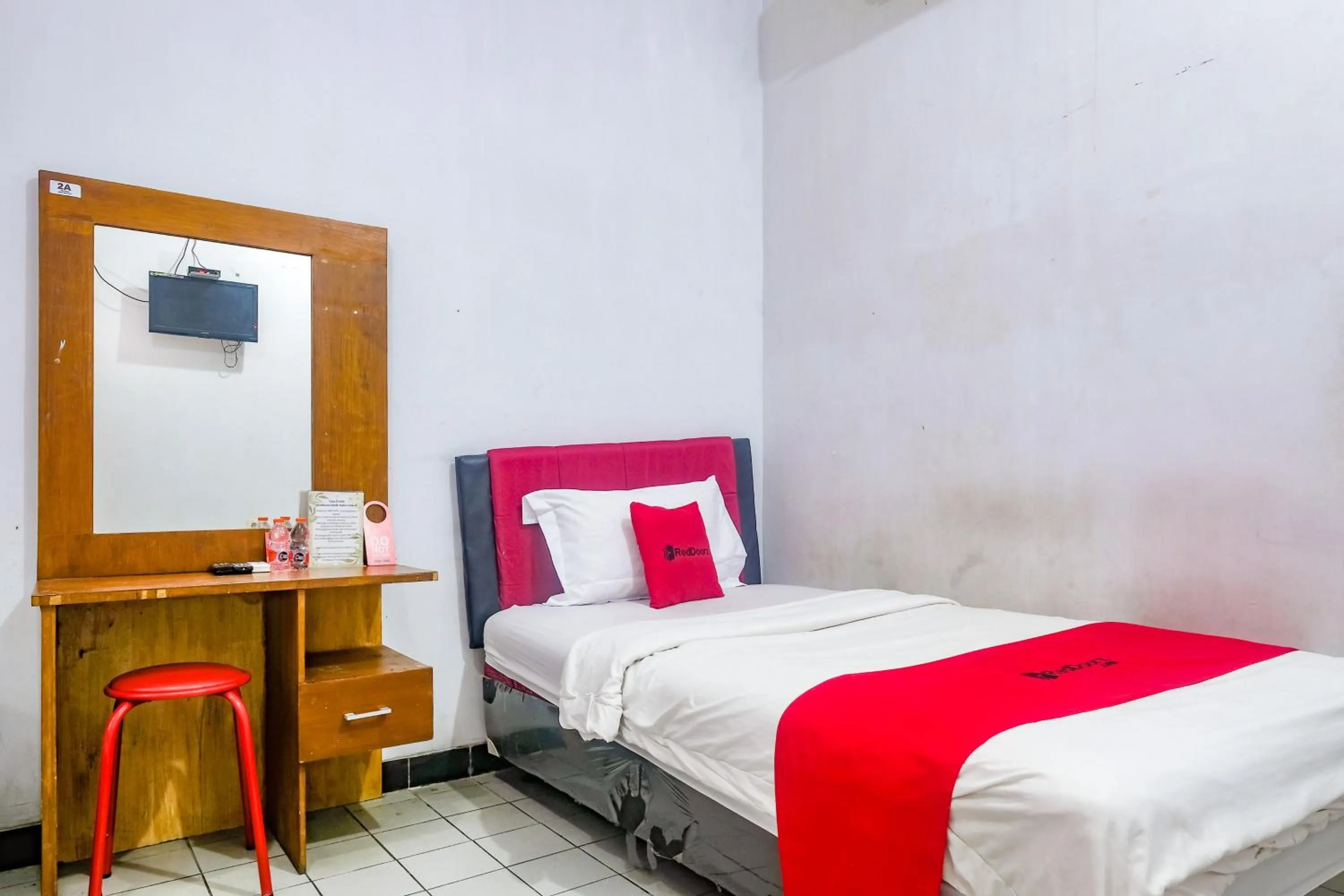Bathroom, Bed in RedDoorz near Batik Tulis Celaket 2