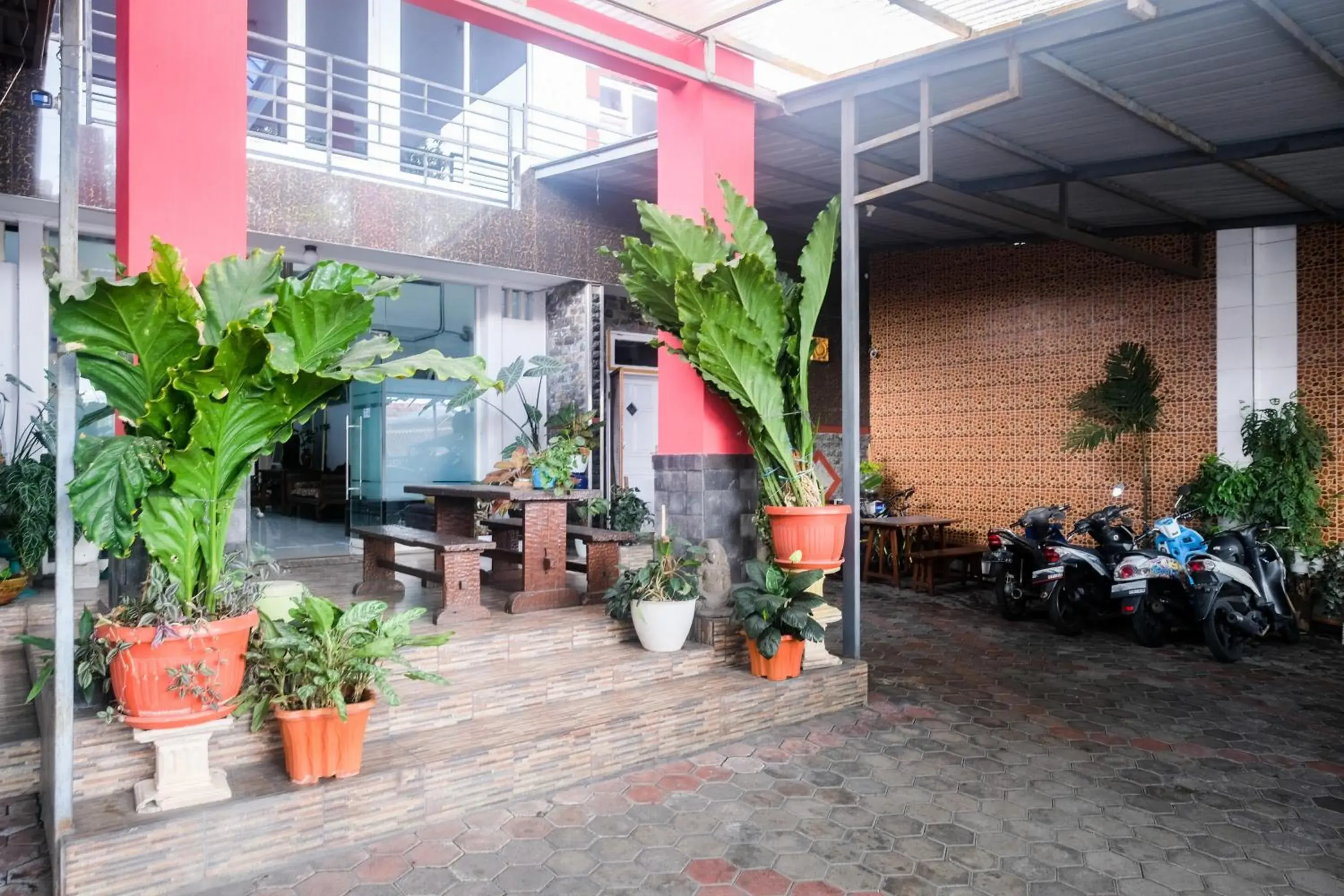 Property building in RedDoorz near Batik Tulis Celaket 2 Property building in RedDoorz near Batik Tulis Celaket 2