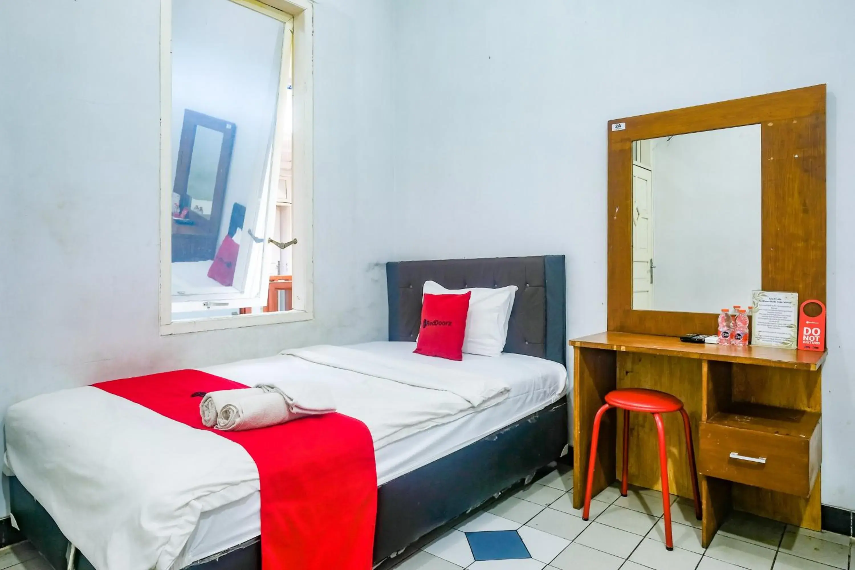 Bedroom, Bed in RedDoorz near Batik Tulis Celaket 2 Bedroom, Bed in RedDoorz near Batik Tulis Celaket 2