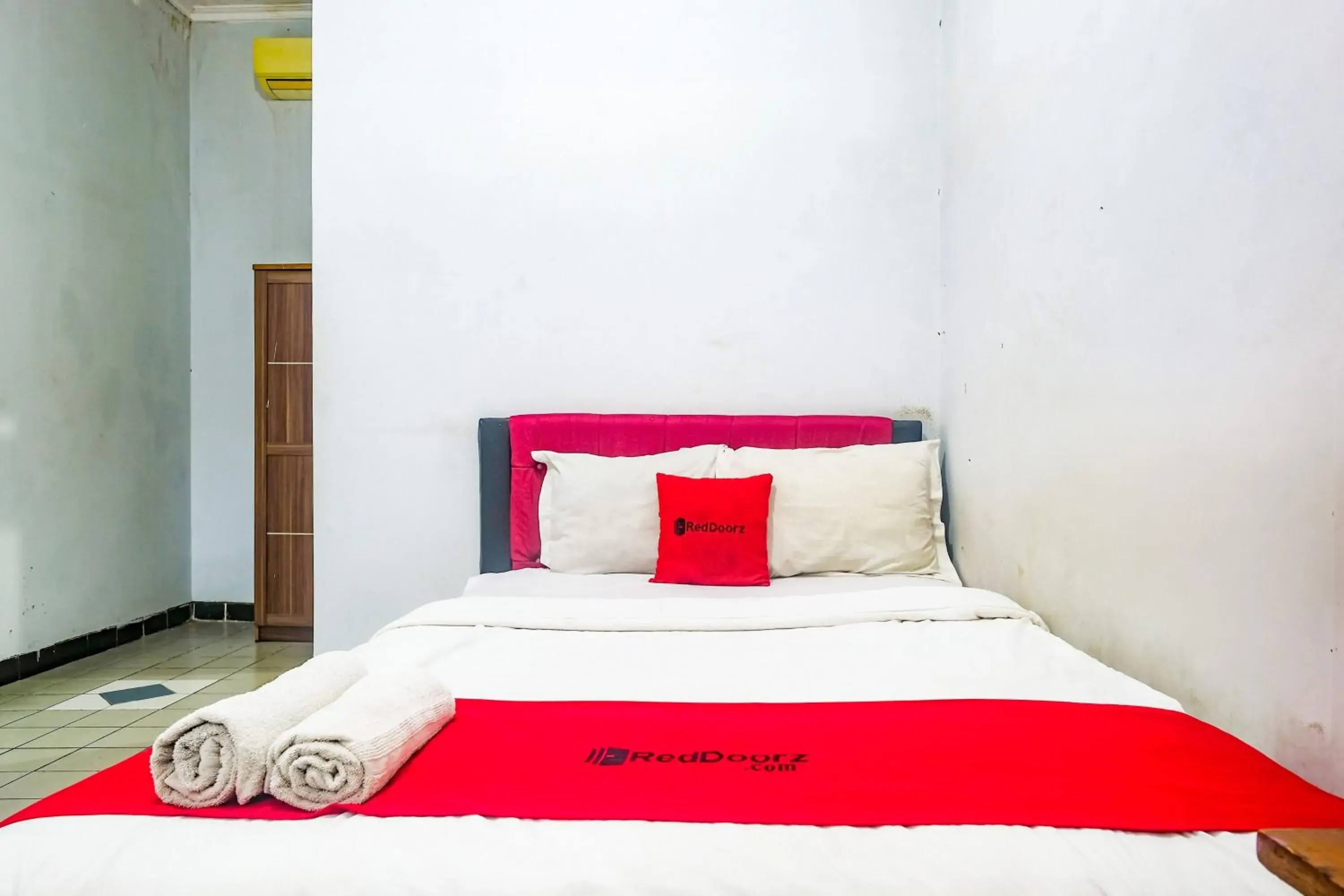 Bedroom, Bed in RedDoorz near Batik Tulis Celaket 2 Bedroom, Bed in RedDoorz near Batik Tulis Celaket 2