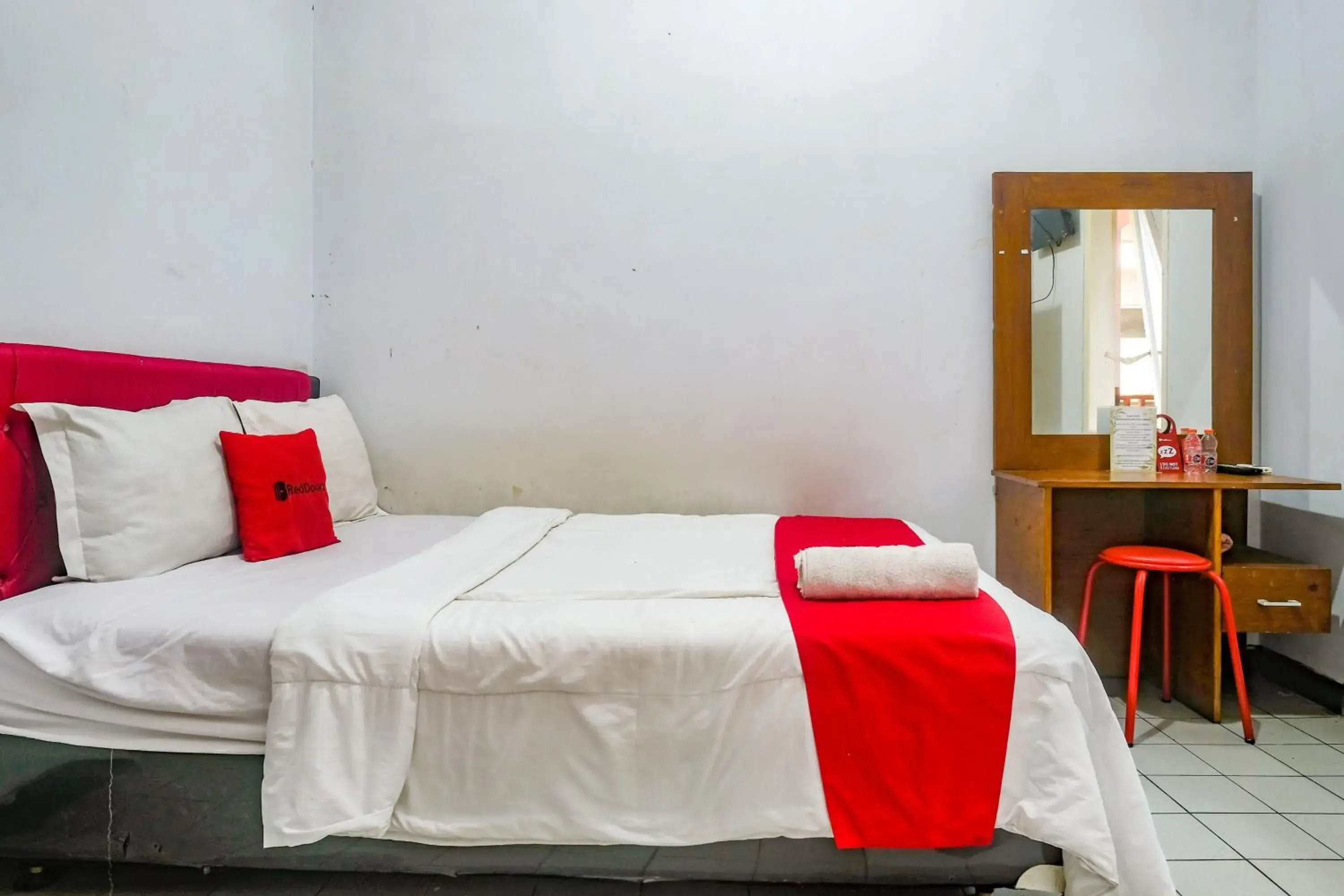 Bedroom, Bed in RedDoorz near Batik Tulis Celaket 2 Bedroom, Bed in RedDoorz near Batik Tulis Celaket 2