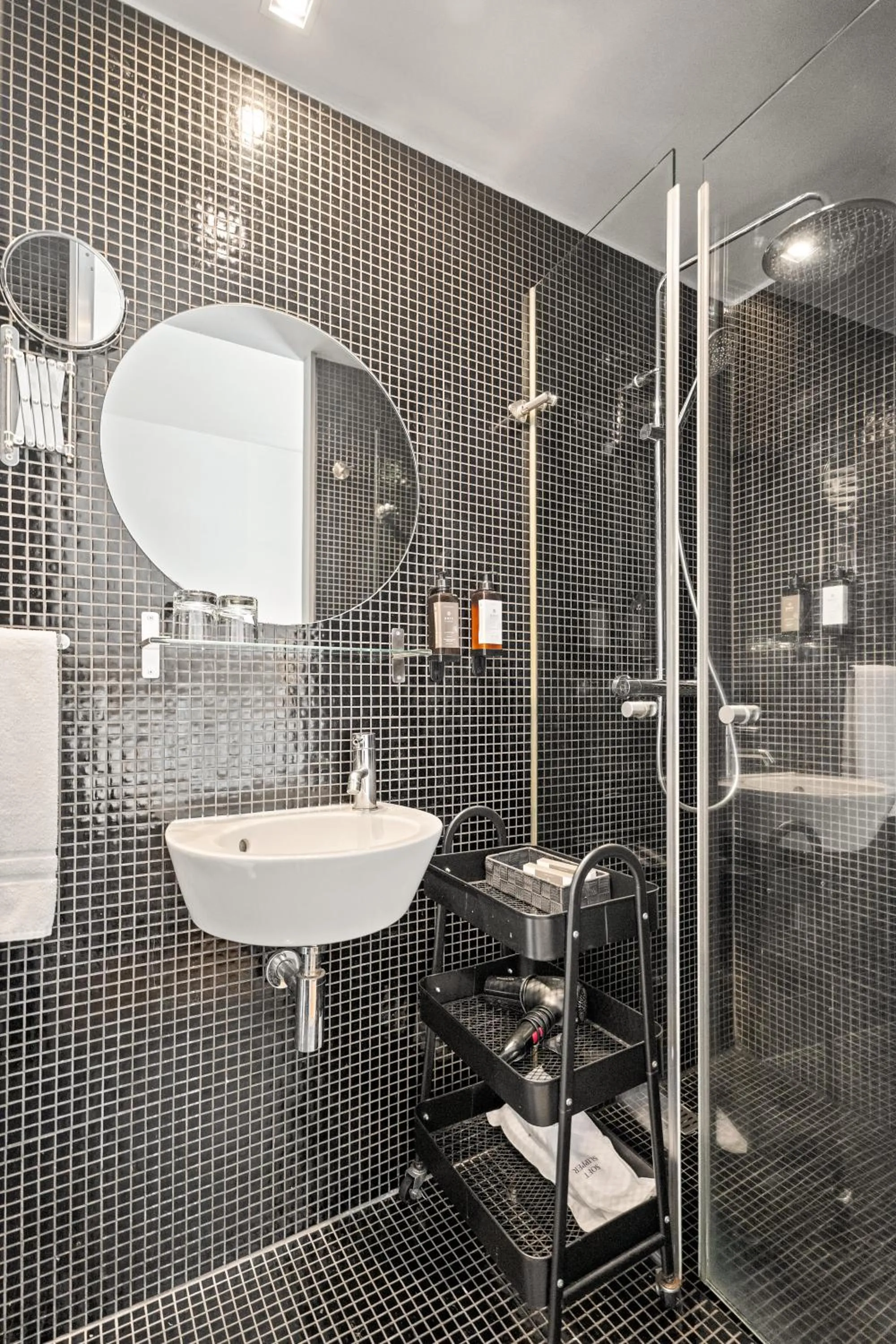 Shower in Casa dos Lóios by Shiadu