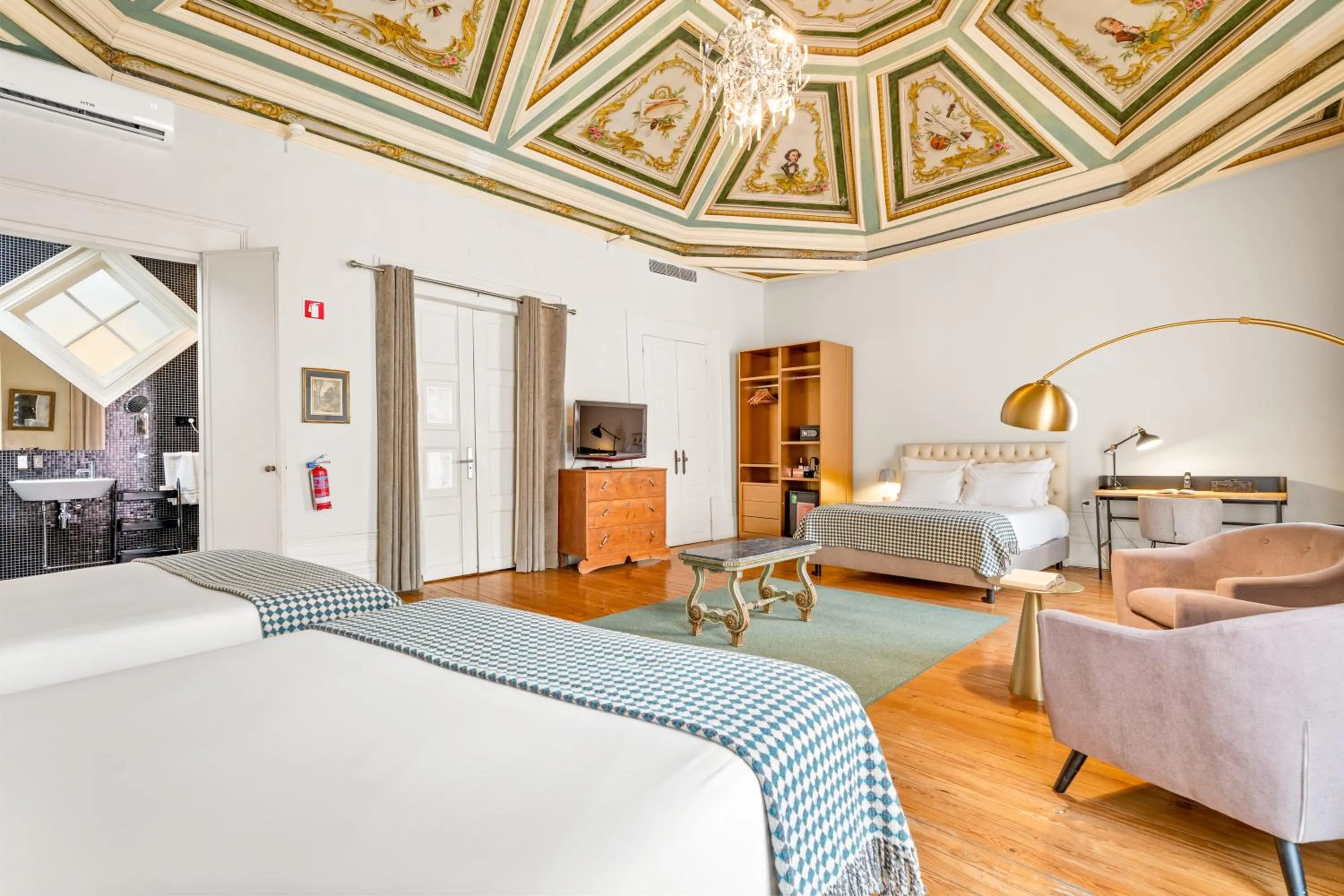 Bed in Casa dos Lóios by Shiadu