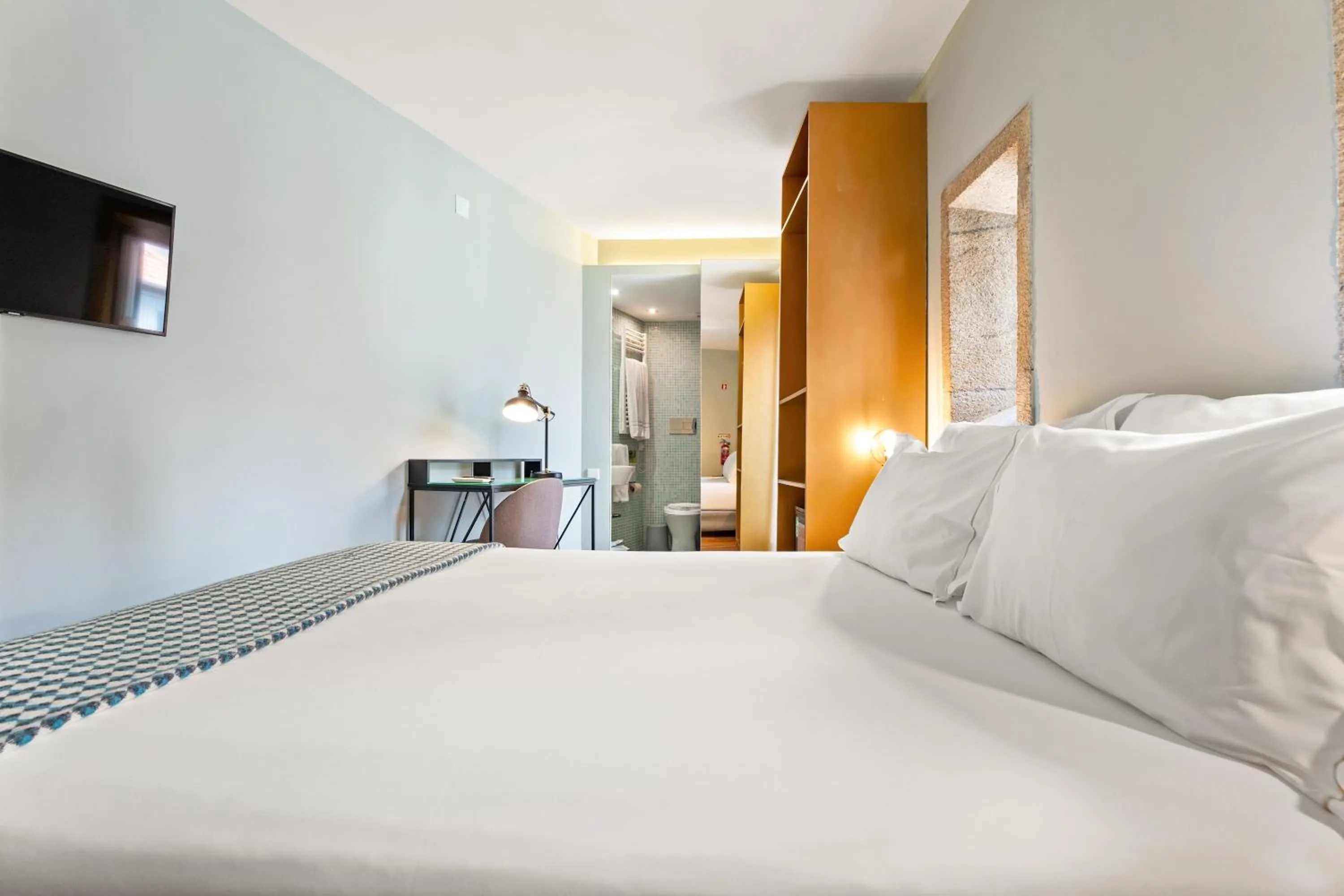 Bed in Casa dos Lóios by Shiadu