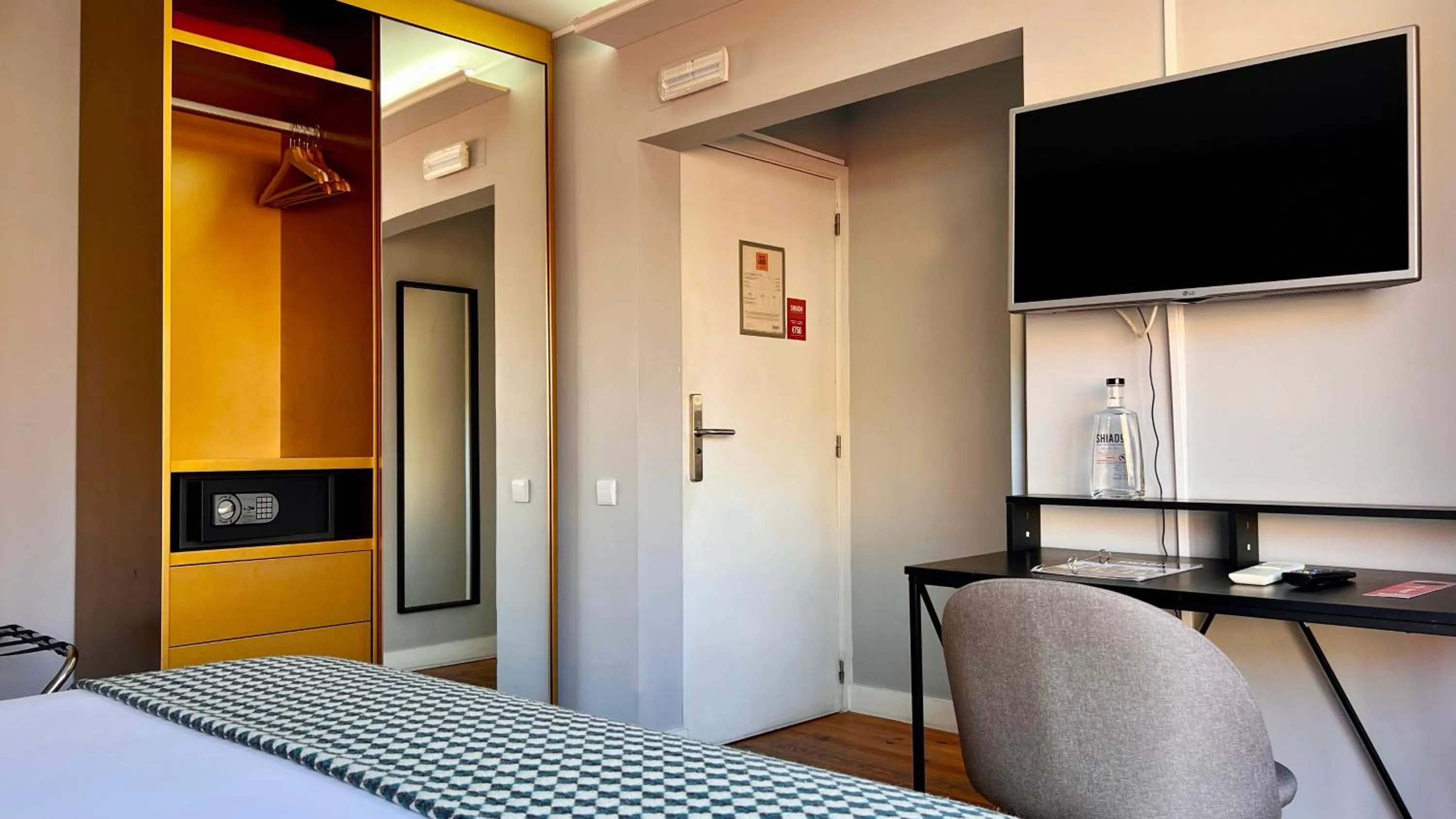 Bed in Casa dos Lóios by Shiadu