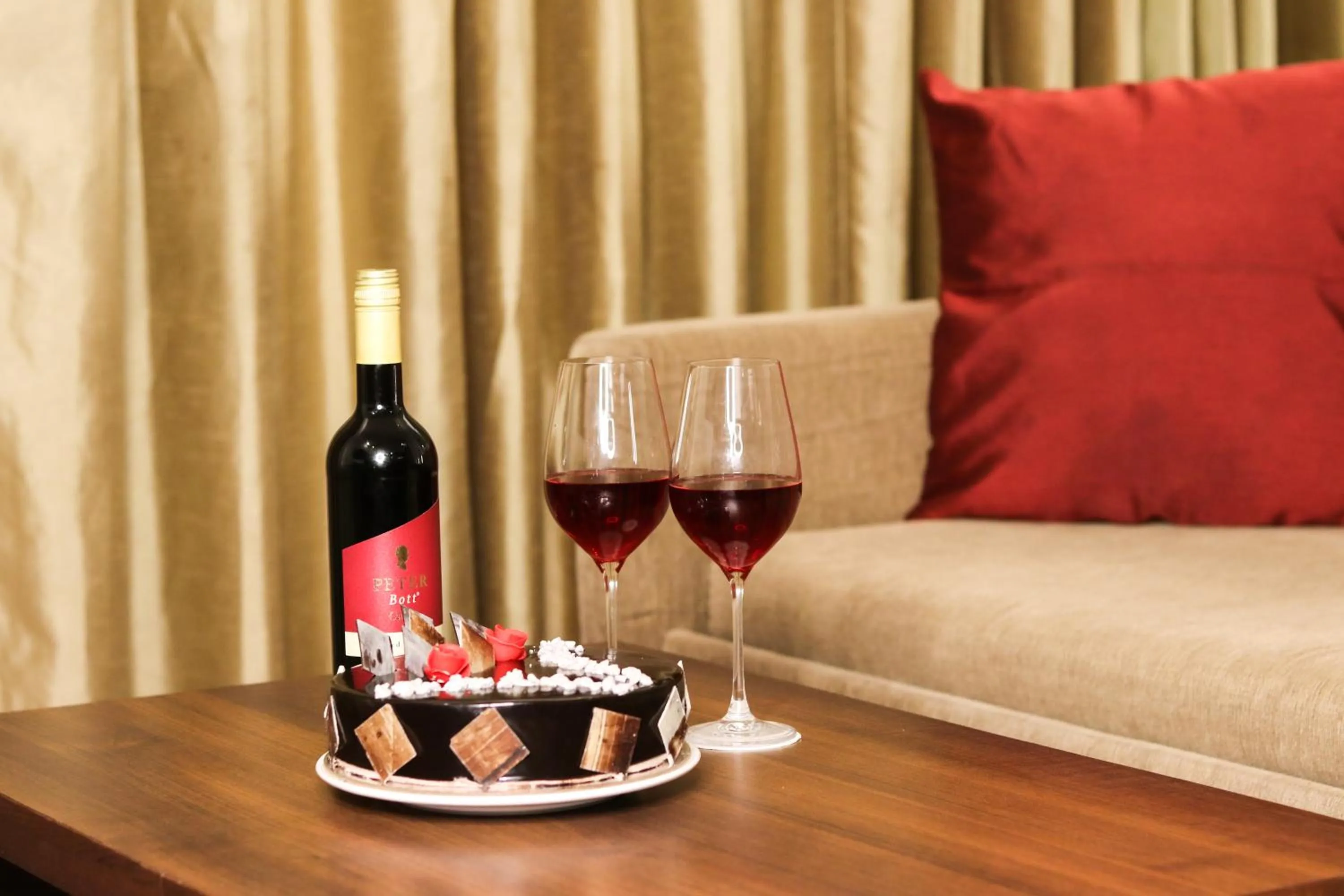 Food and drinks in Mahagun Sarovar Portico Suites