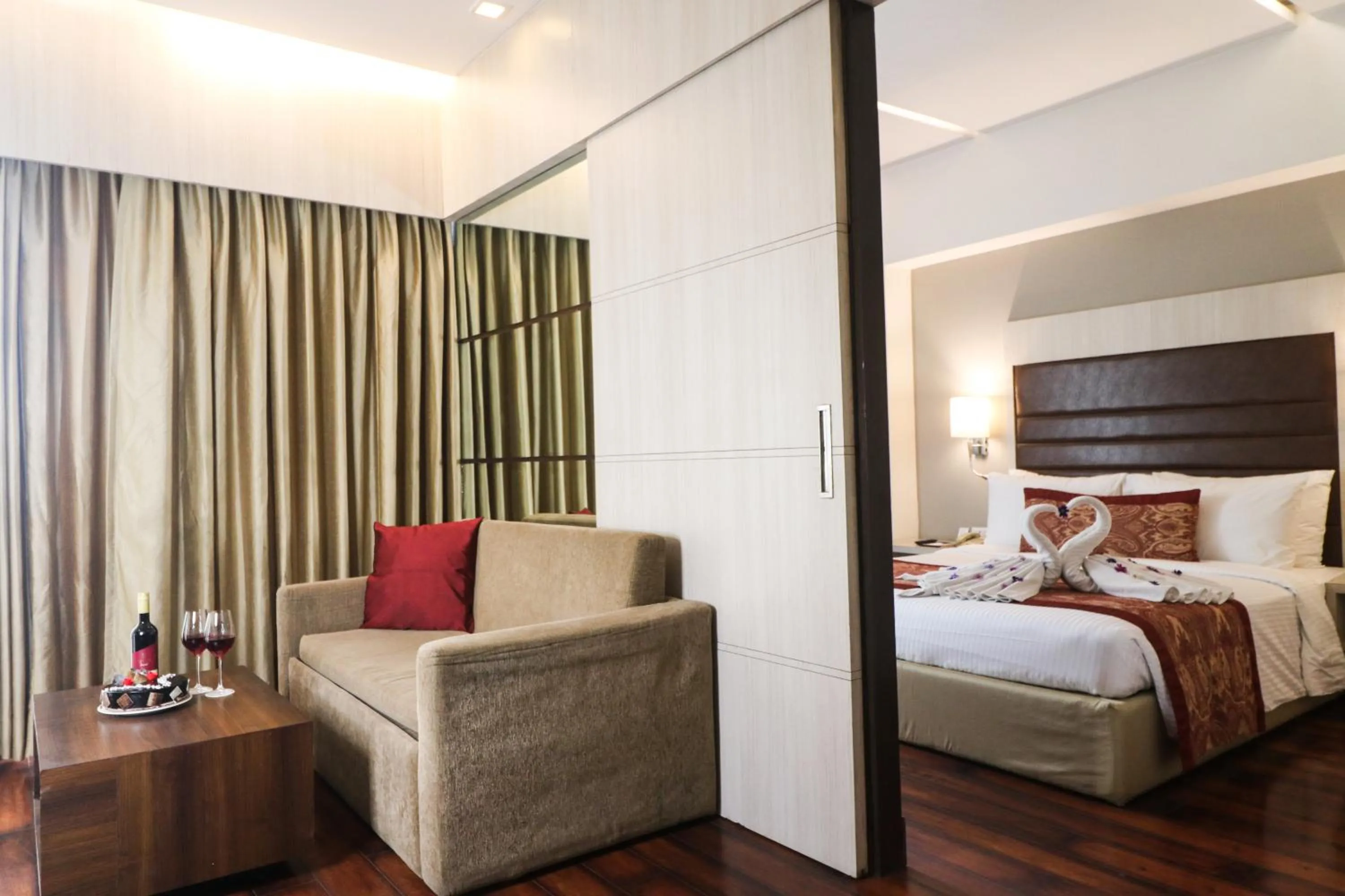 TV and multimedia, Bed in Mahagun Sarovar Portico Suites