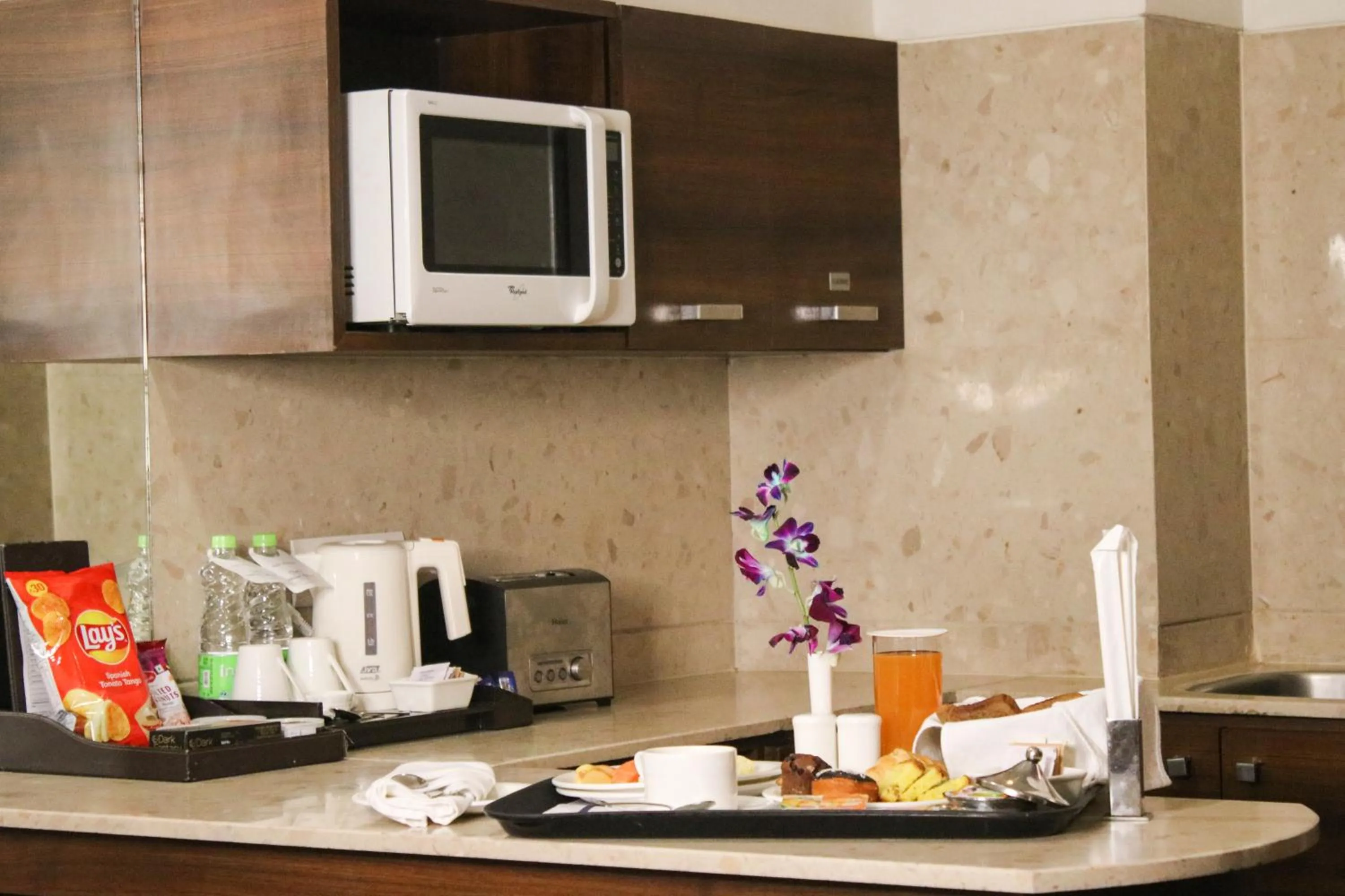 Coffee/tea facilities in Mahagun Sarovar Portico Suites