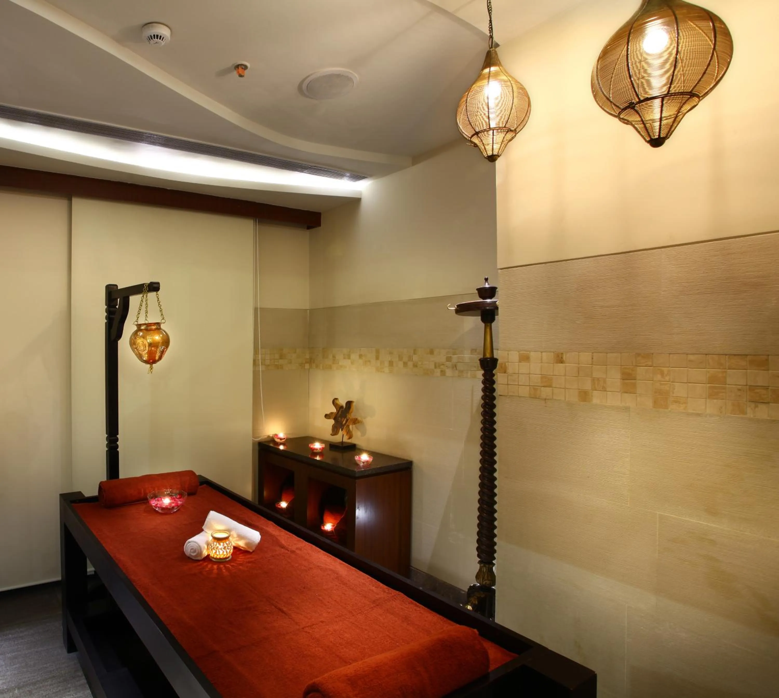 Spa and wellness centre/facilities, Bed in Mahagun Sarovar Portico Suites