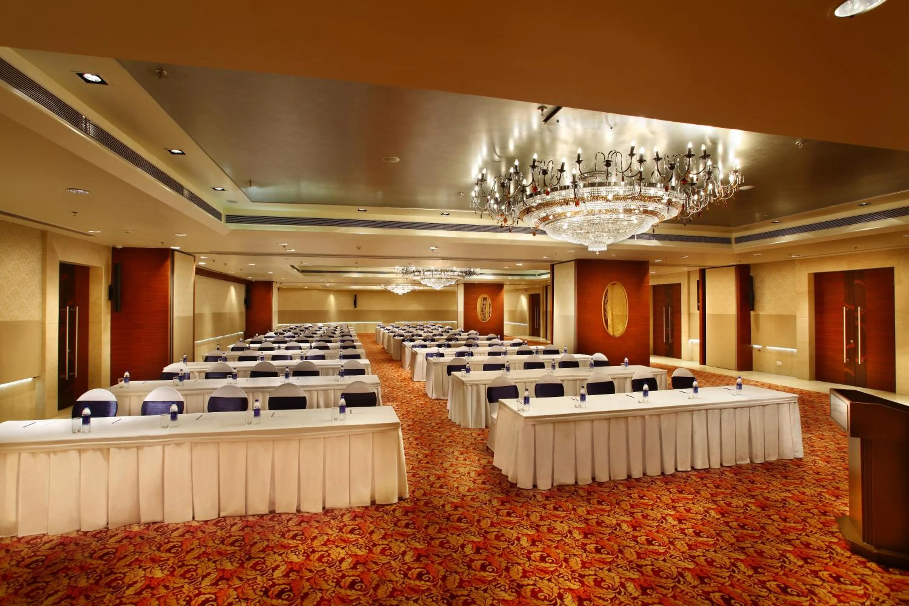 Business facilities, Bed in Mahagun Sarovar Portico Suites