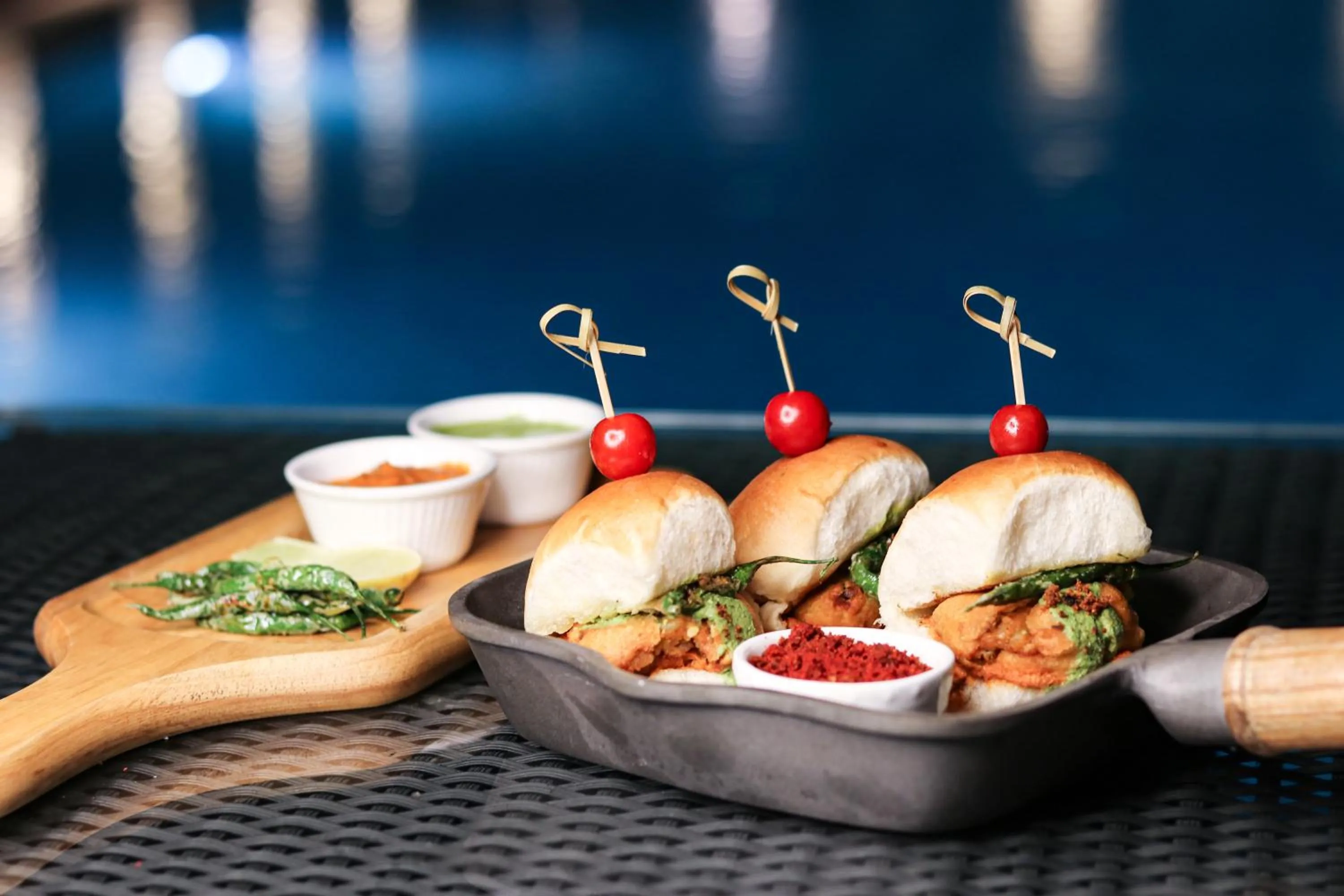 Food and drinks in Mahagun Sarovar Portico Suites