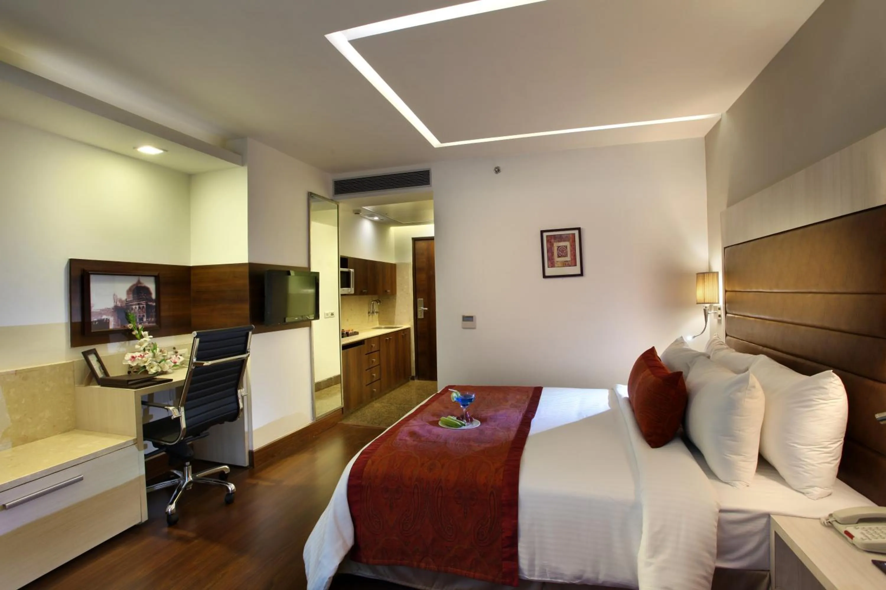 Bedroom, Bed in Mahagun Sarovar Portico Suites