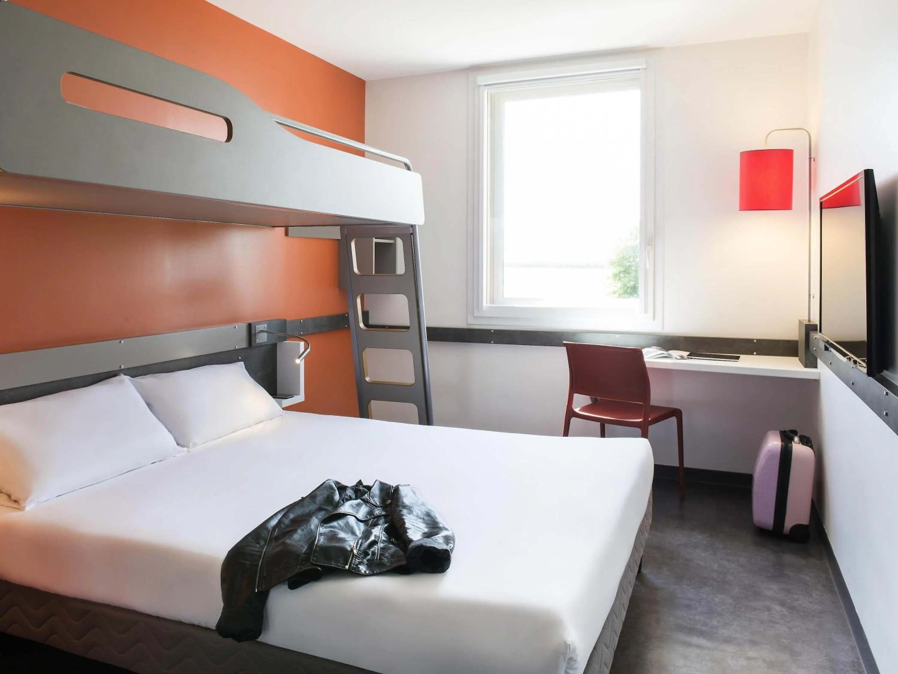 Bedroom, Bed in ibis budget Aéroport Lyon Saint Exupéry