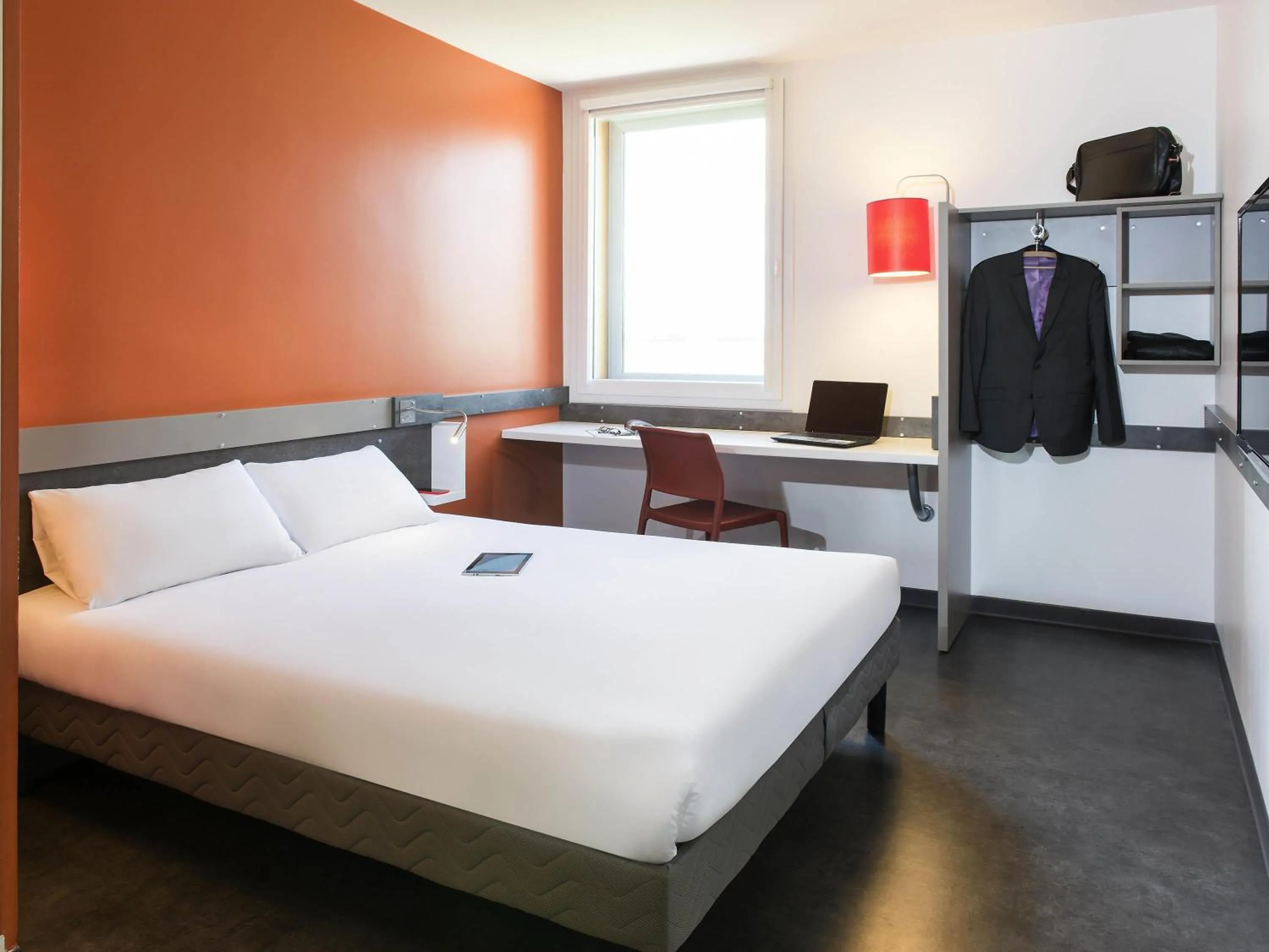 Bedroom, Bed in ibis budget Aéroport Lyon Saint Exupéry