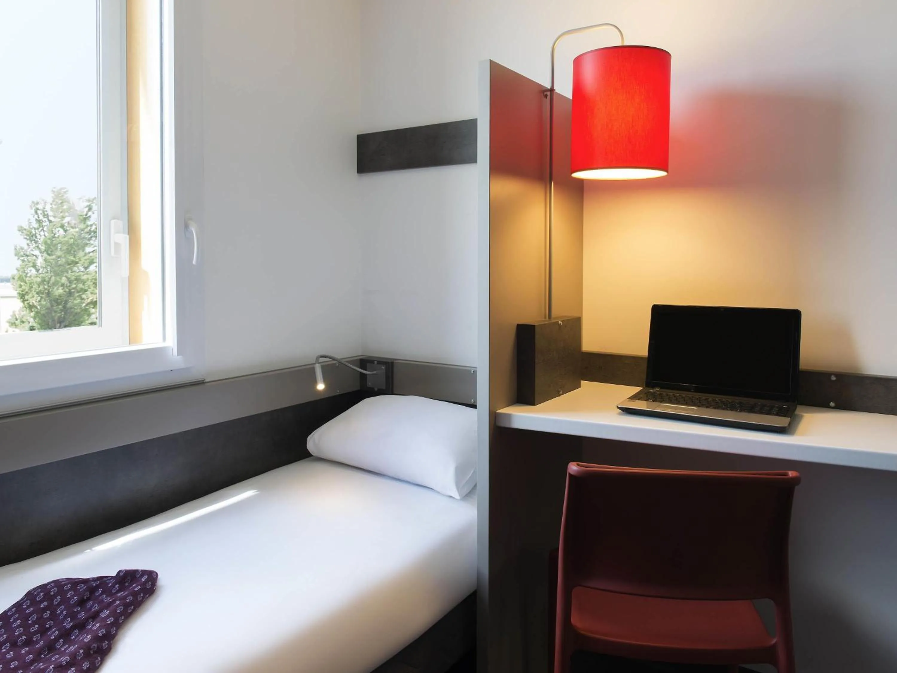Bedroom, Bed in ibis budget Aéroport Lyon Saint Exupéry