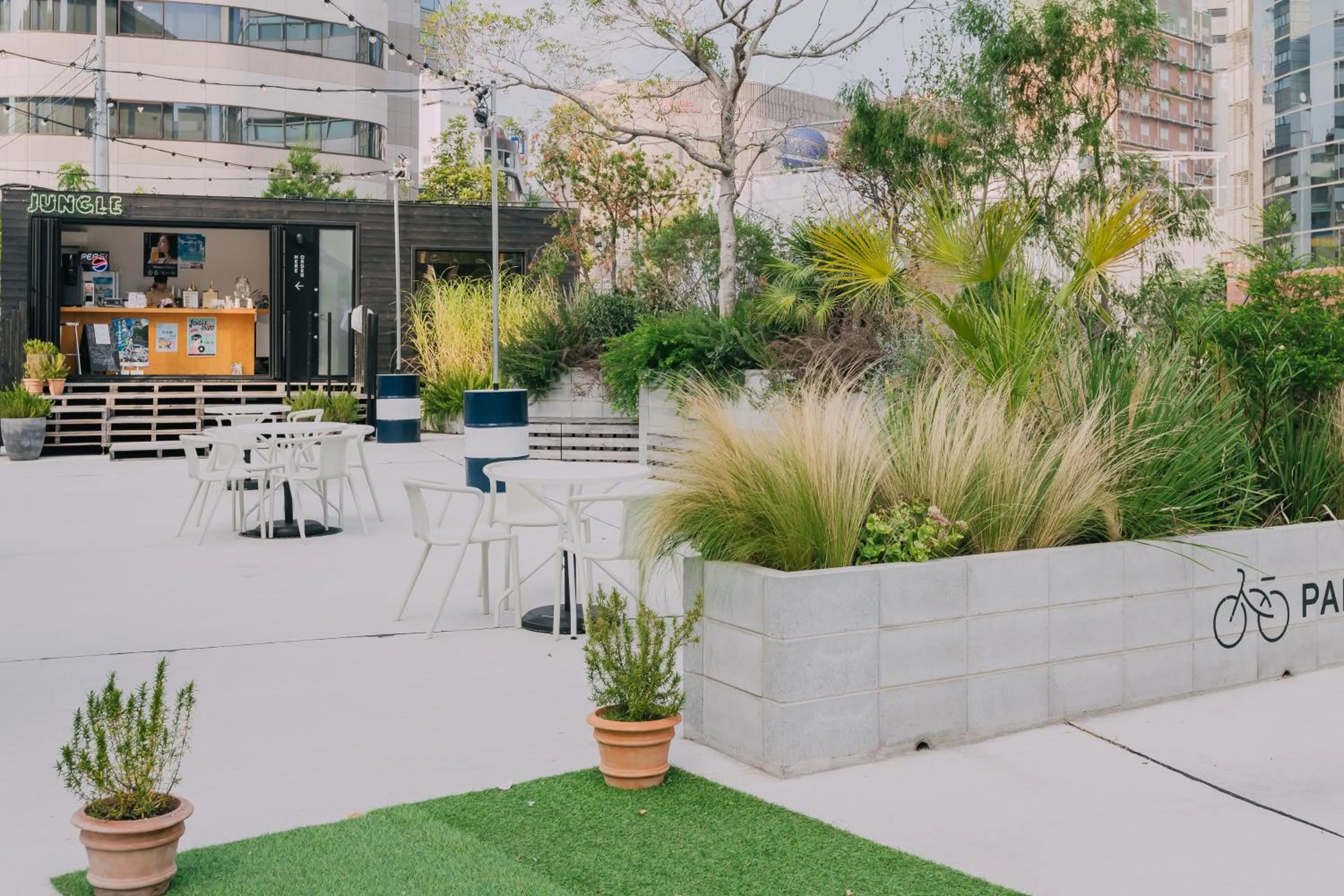 Restaurant/places to eat in Namba Garden Square Apartment