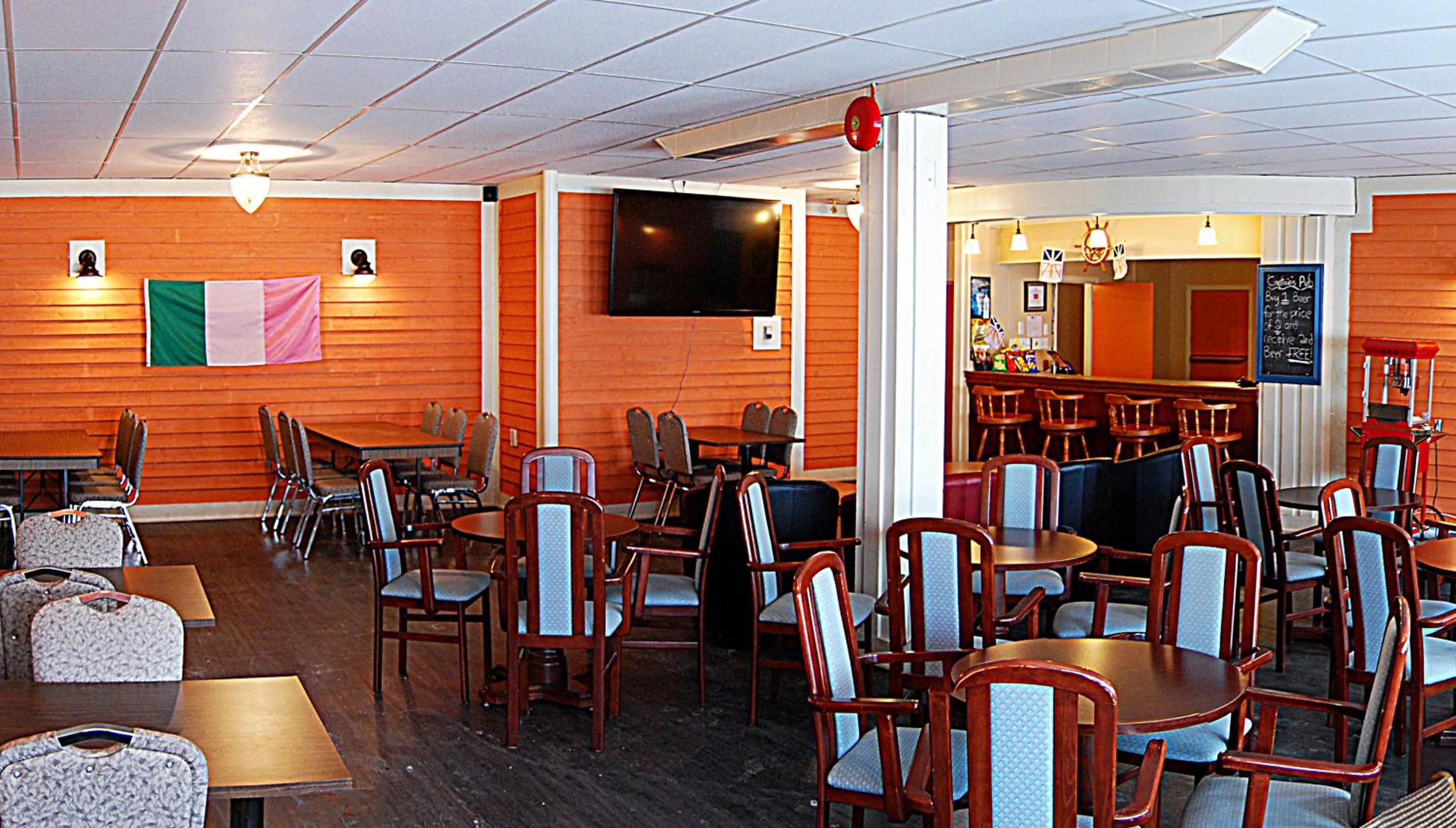 Lounge or bar in Anchor Inn Hotel and Suites