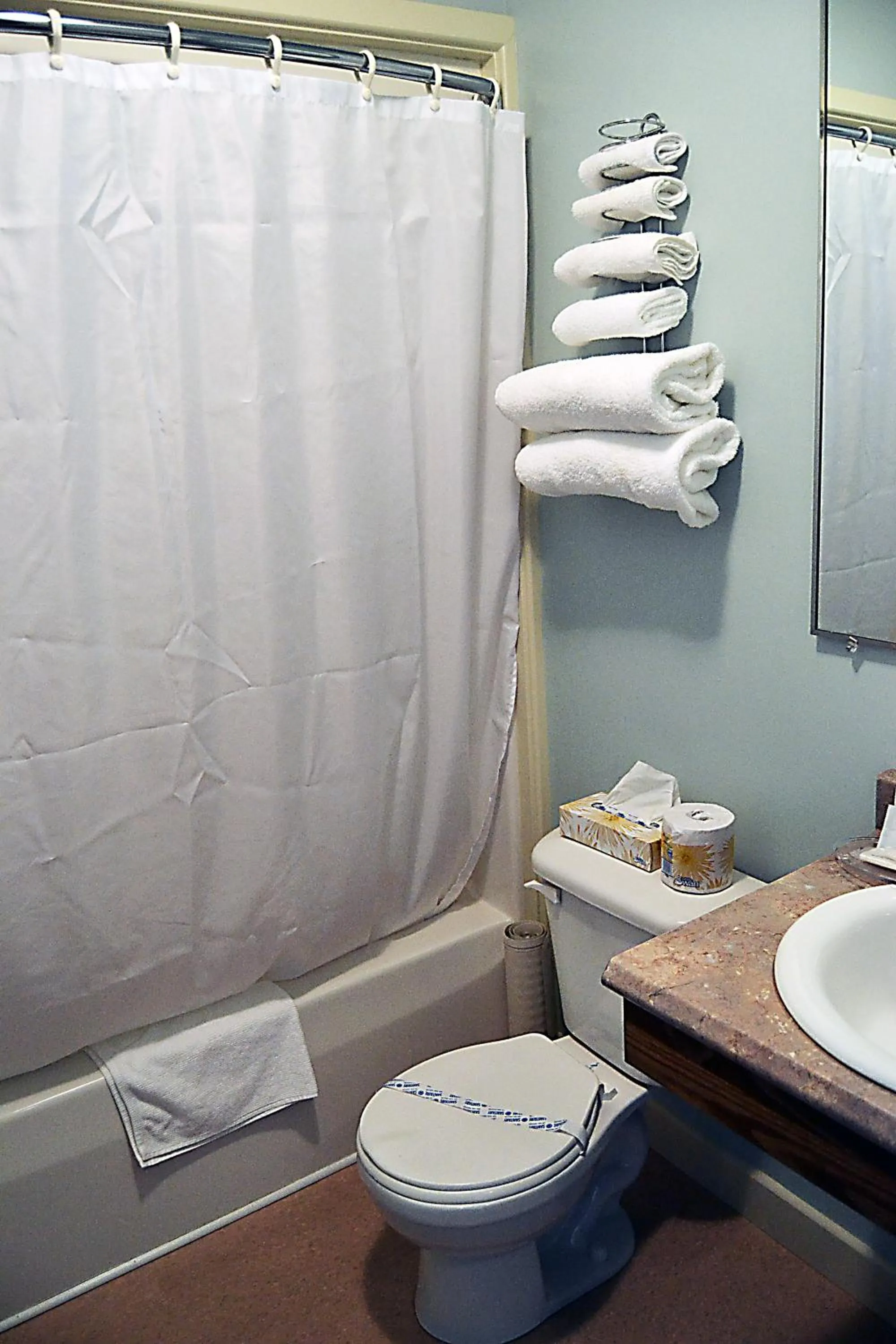 Bathroom in Anchor Inn Hotel and Suites