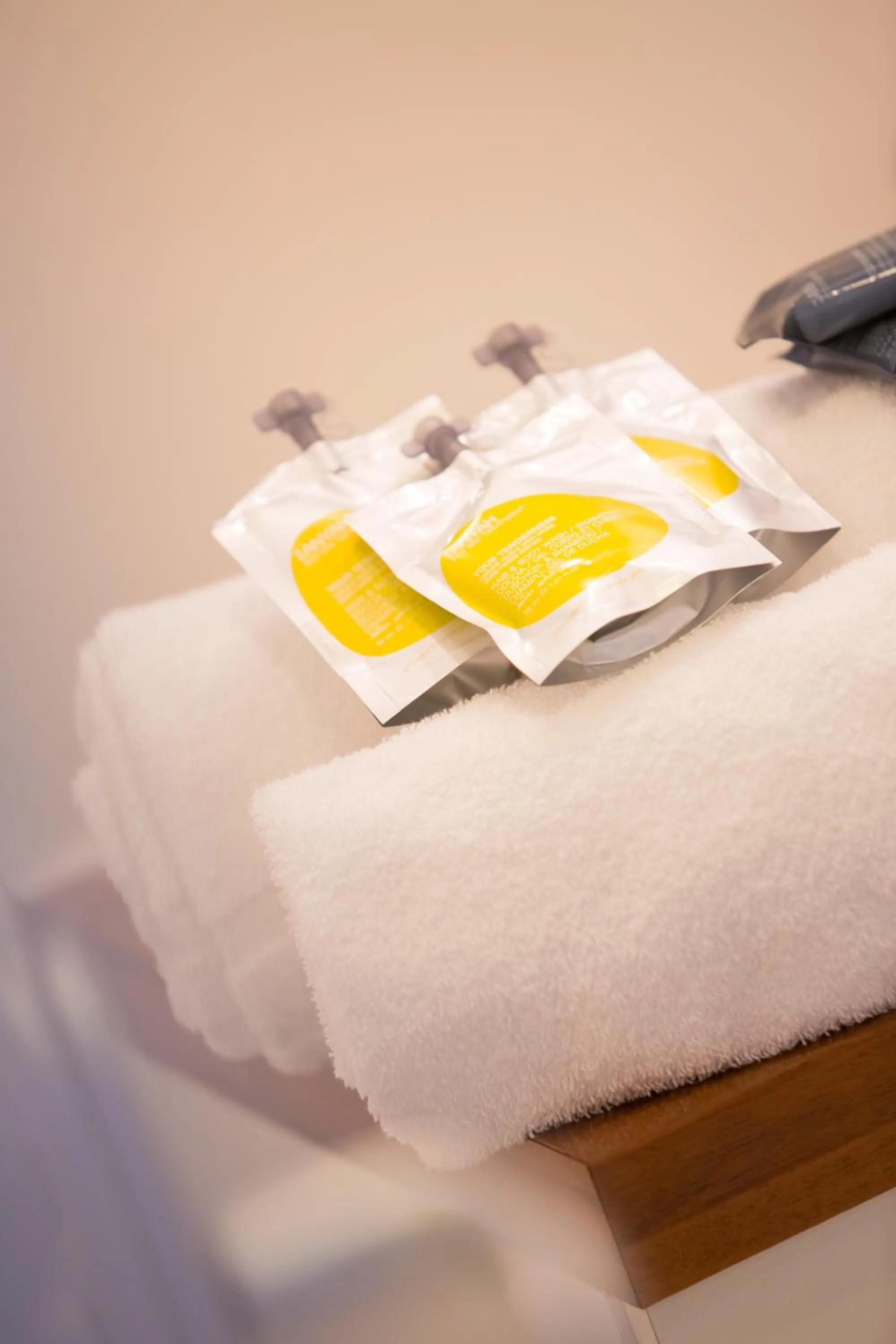 Bathroom, Bed in All Suites Appart Hôtel - Bordeaux - Mérignac Aéroport