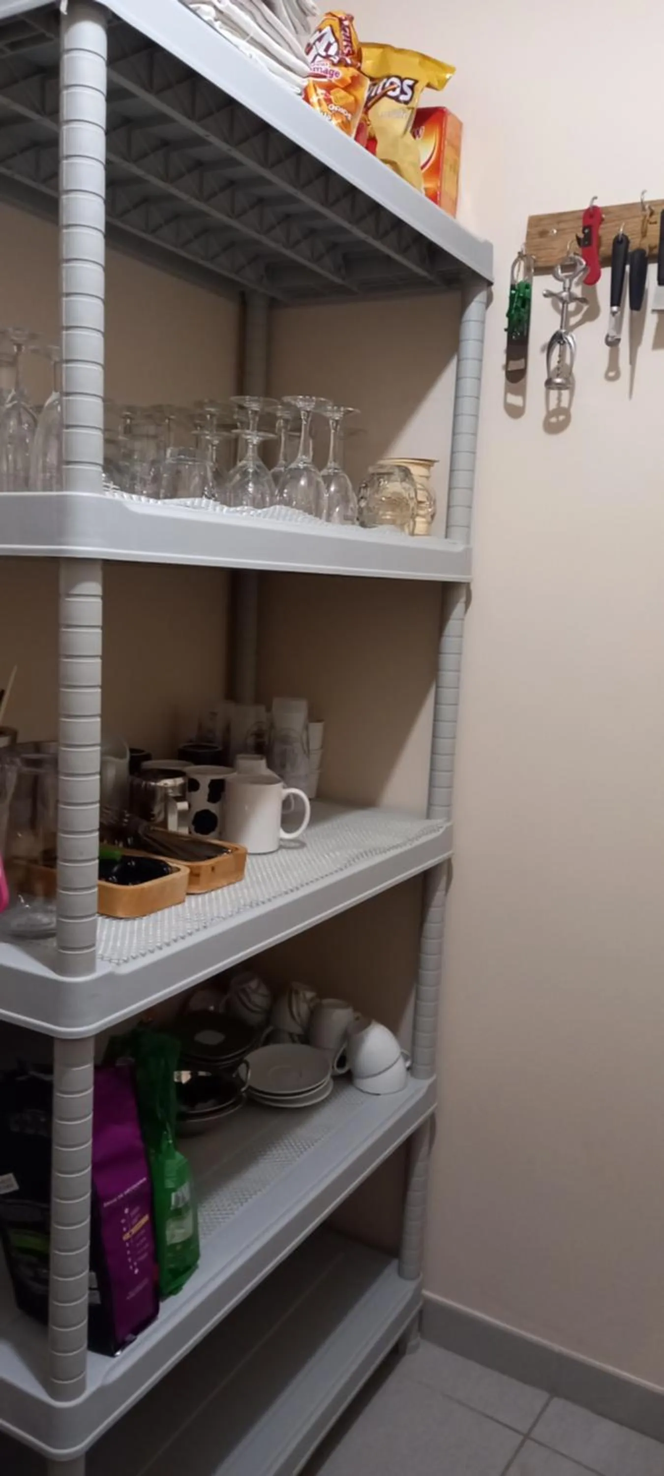 Communal kitchen in Aux penates de Toni Beauval