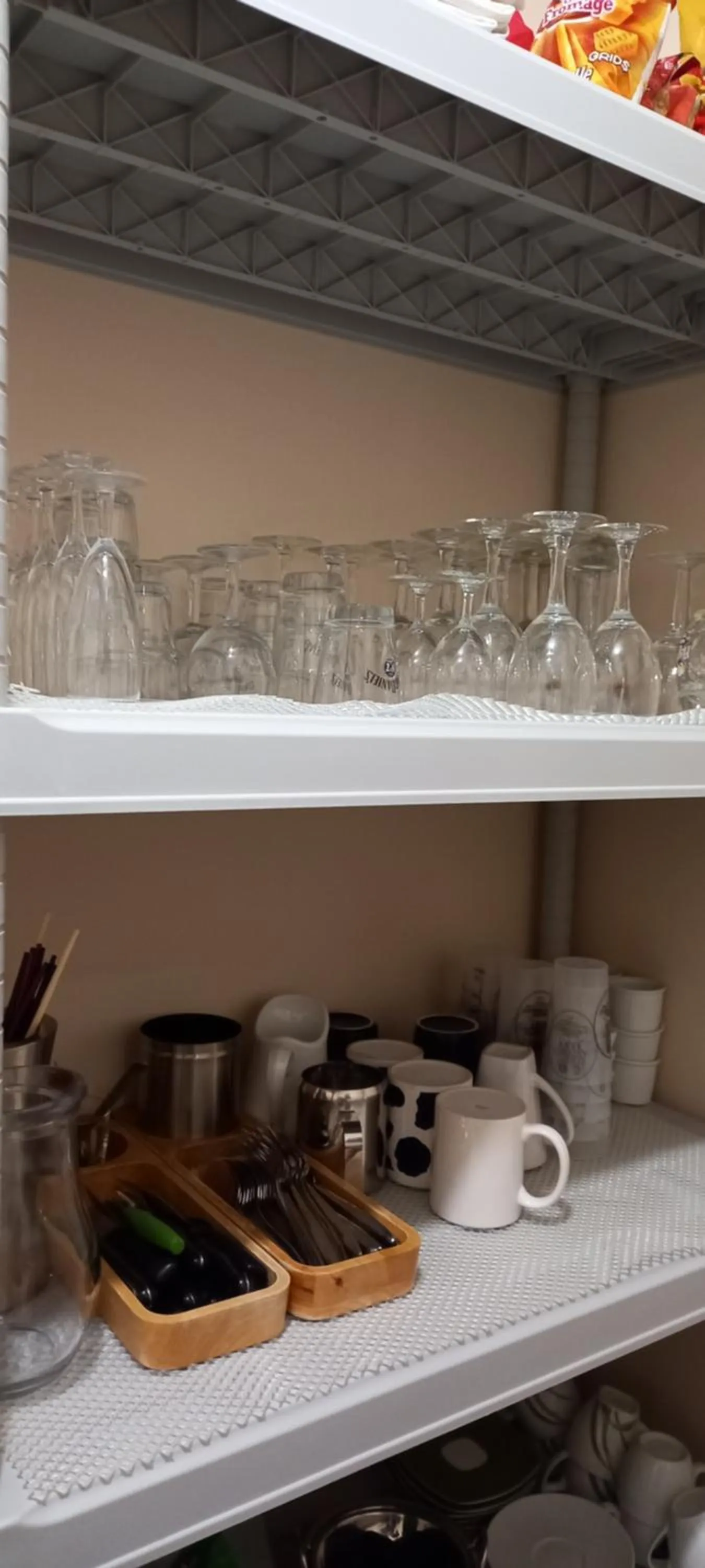 Communal kitchen in Aux penates de Toni Beauval