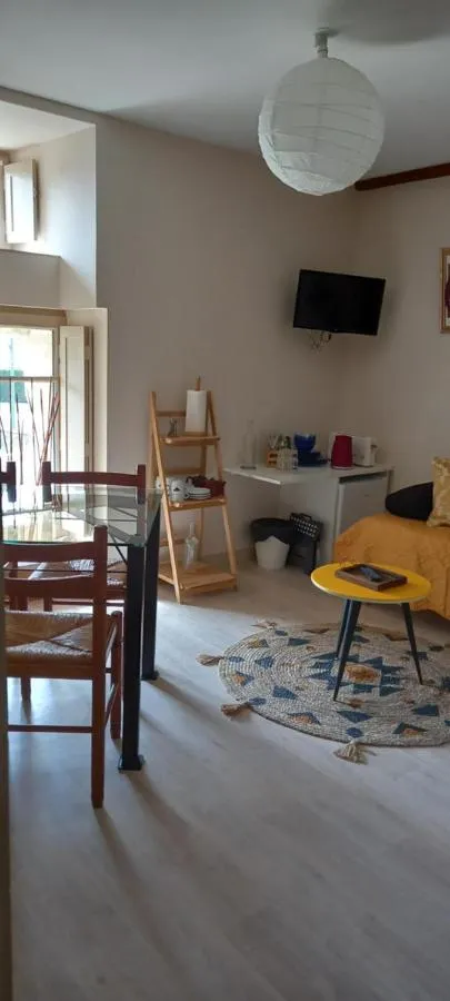 Communal lounge/ TV room in Aux penates de Toni Beauval