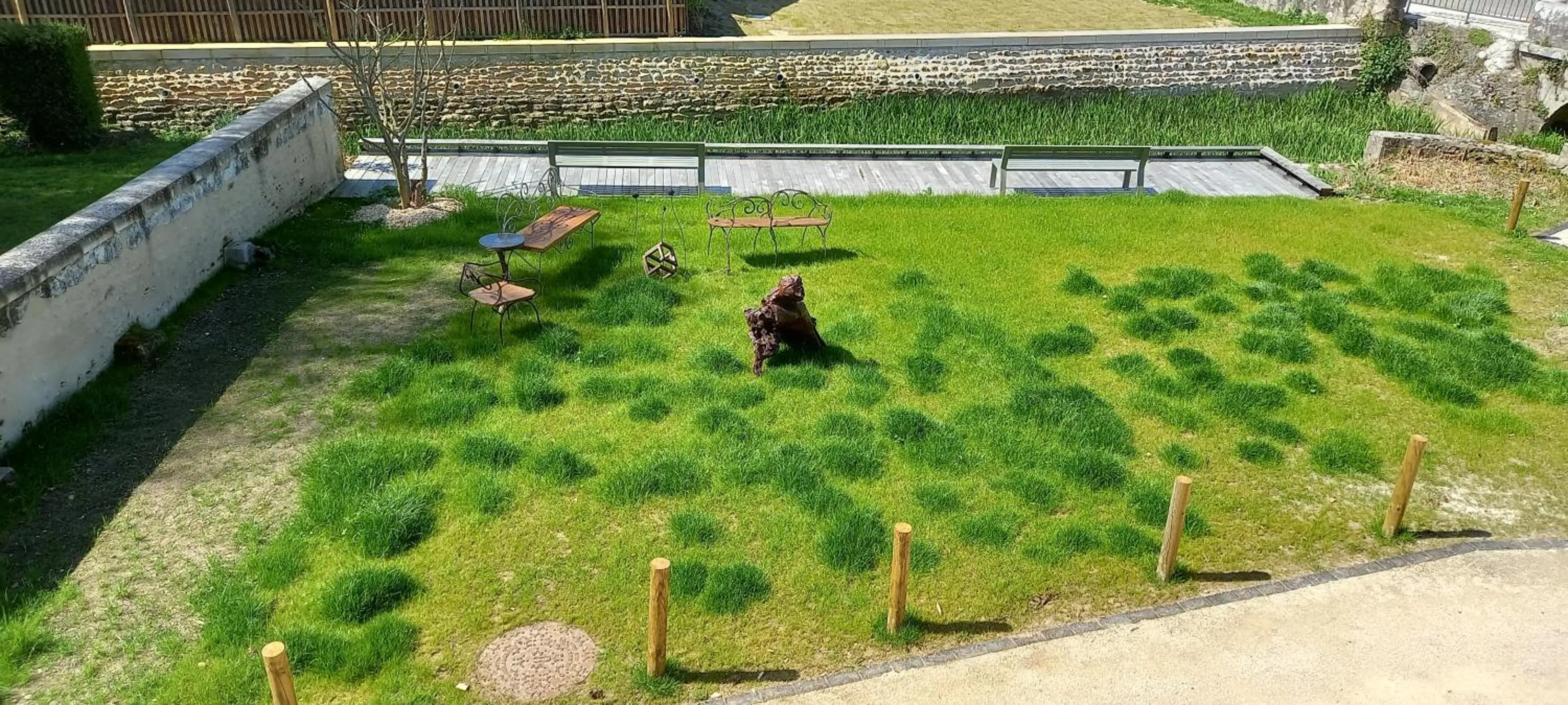 Garden view in Aux penates de Toni Beauval