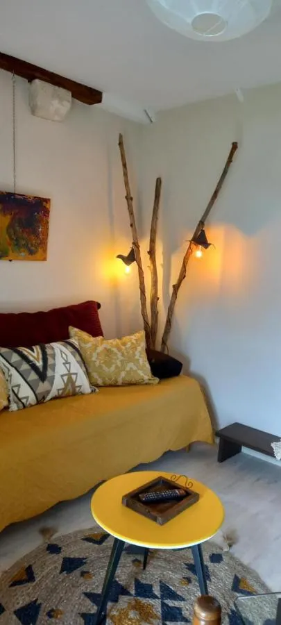 Communal lounge/ TV room in Aux penates de Toni Beauval