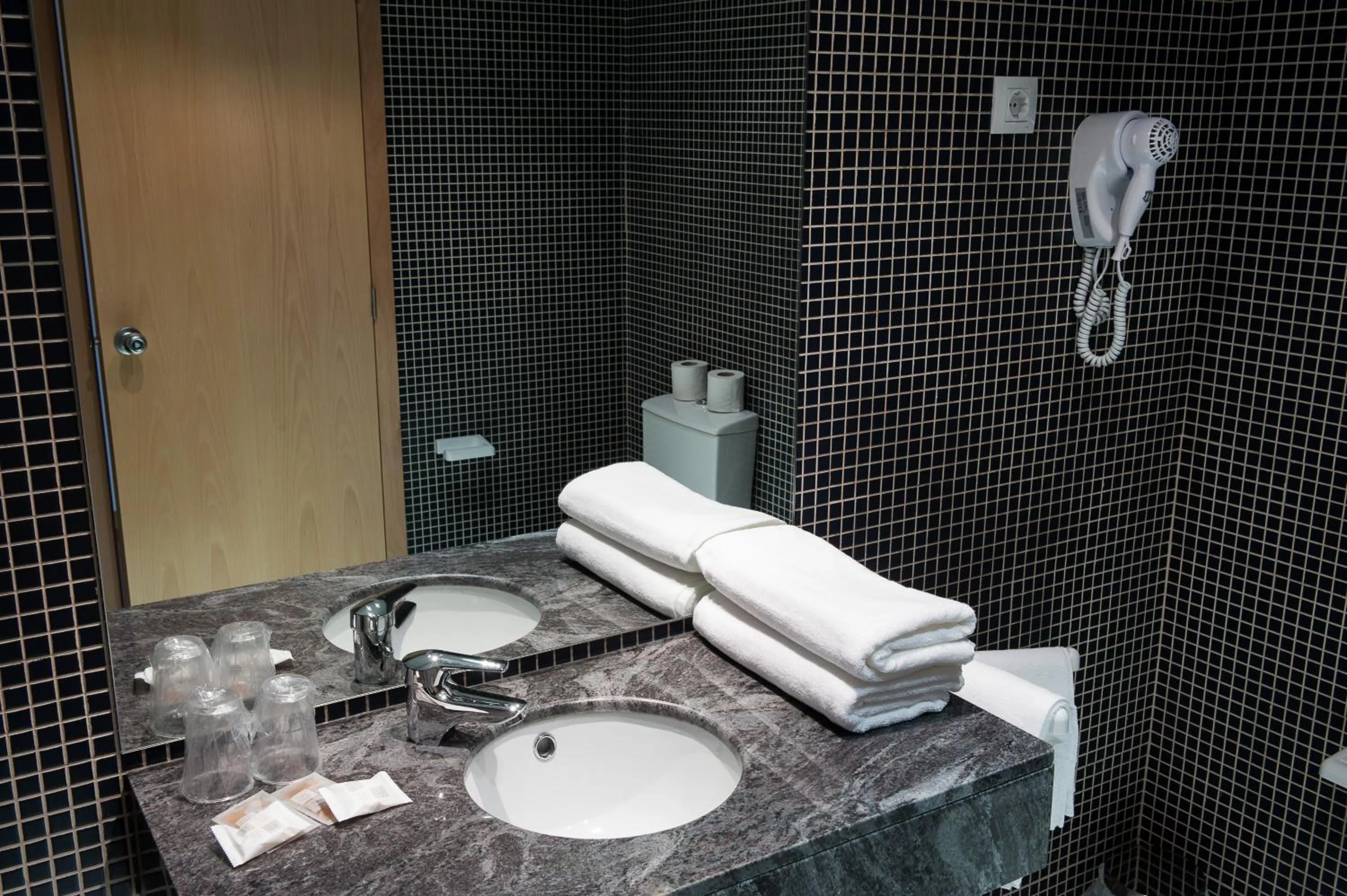Toilet in Mondim AL & Spa
