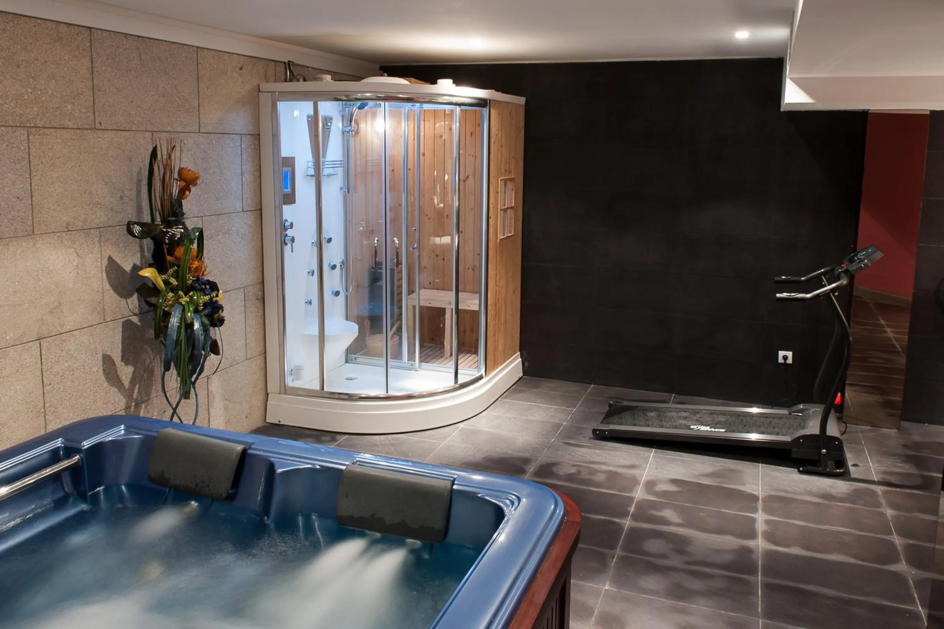 Hot Tub in Mondim AL & Spa