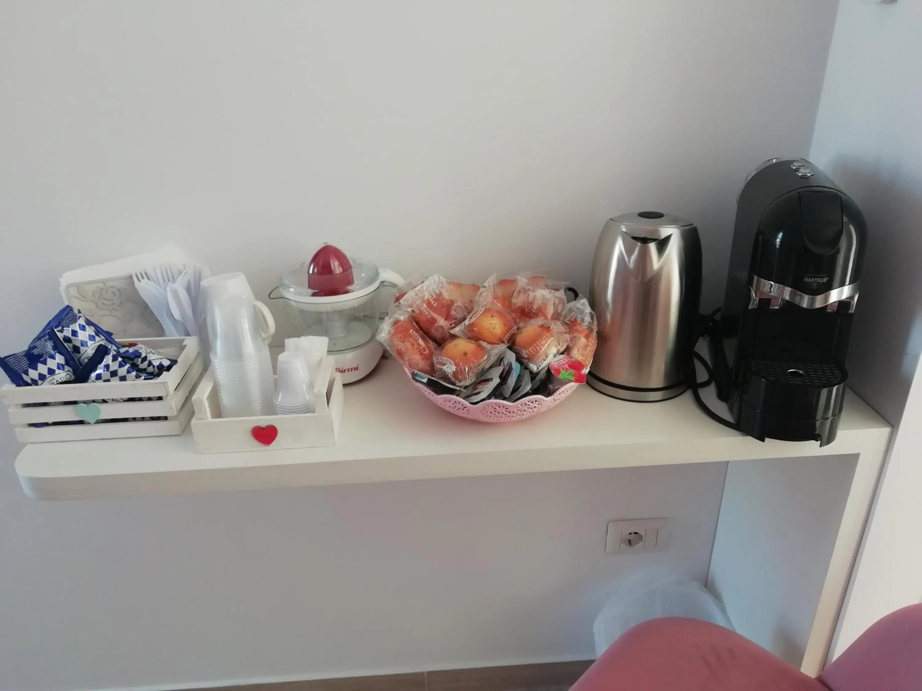 Coffee/tea facilities in Flower house