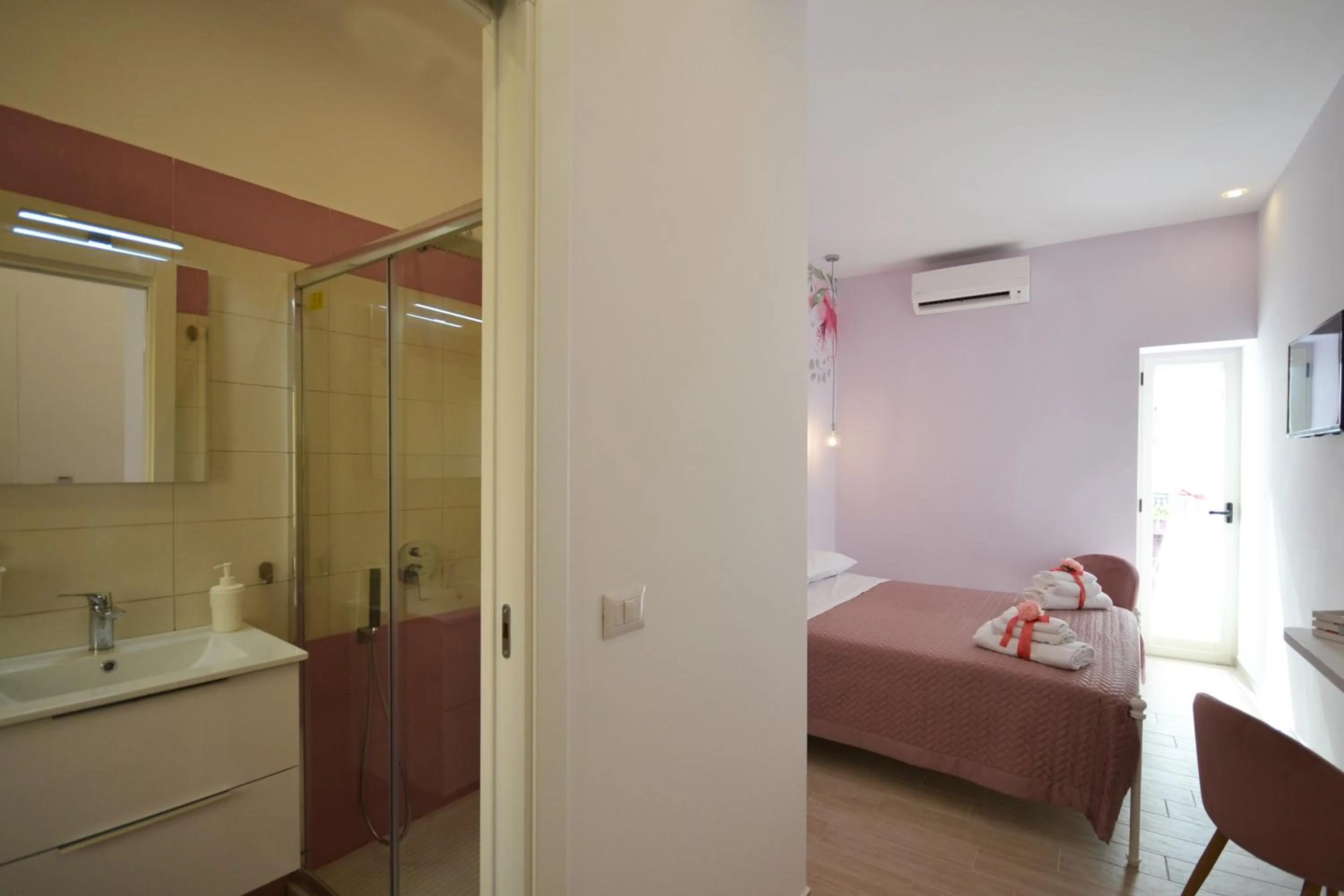 Photo of the whole room, Bed in Flower house