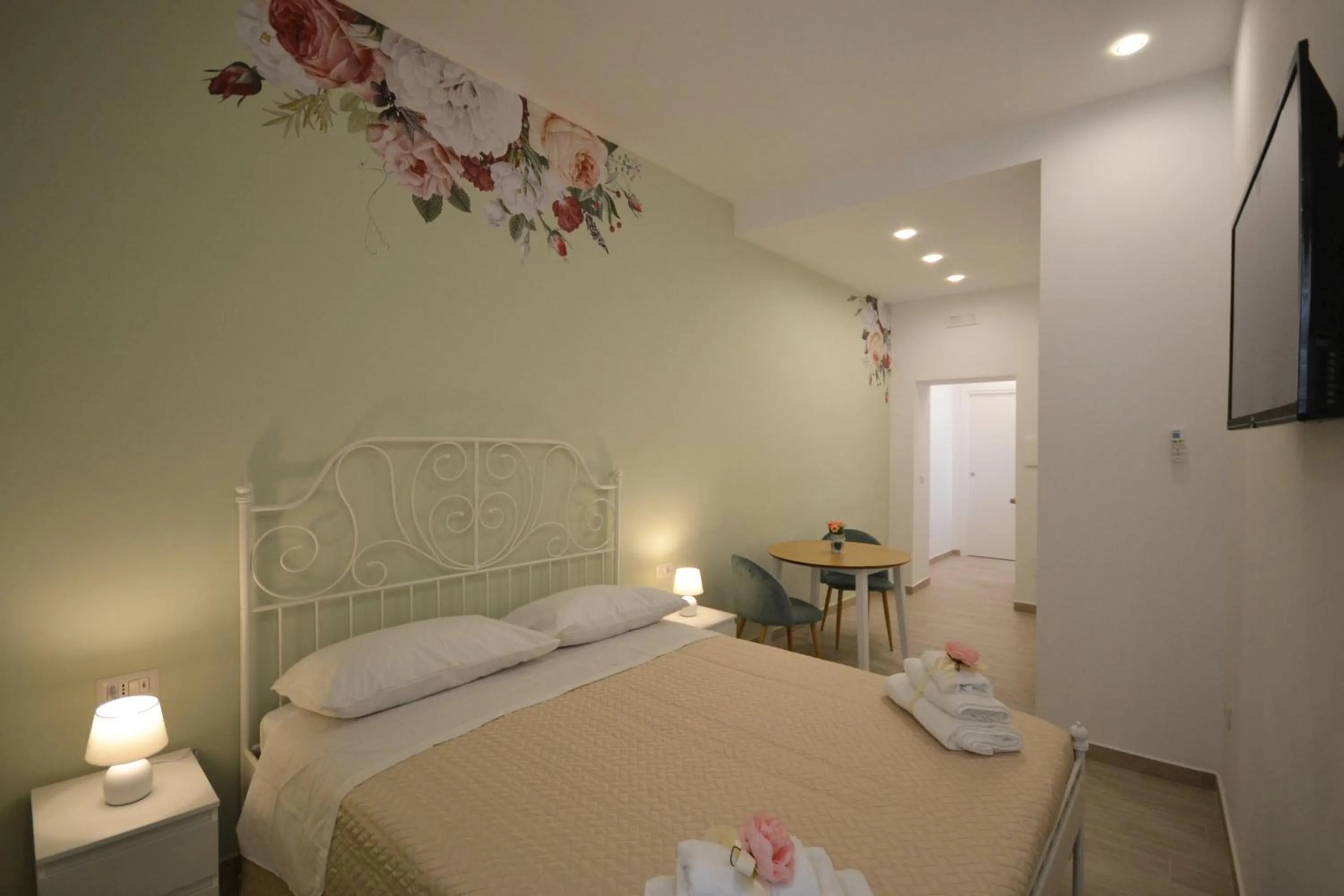 Photo of the whole room, Bed in Flower house