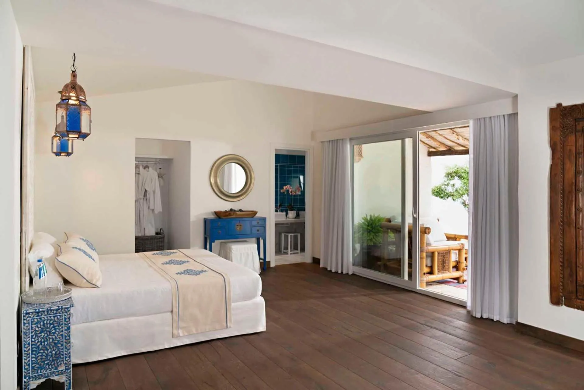 Balcony/Terrace, Bed in Arbatax Park Resort - Suites Del Mare