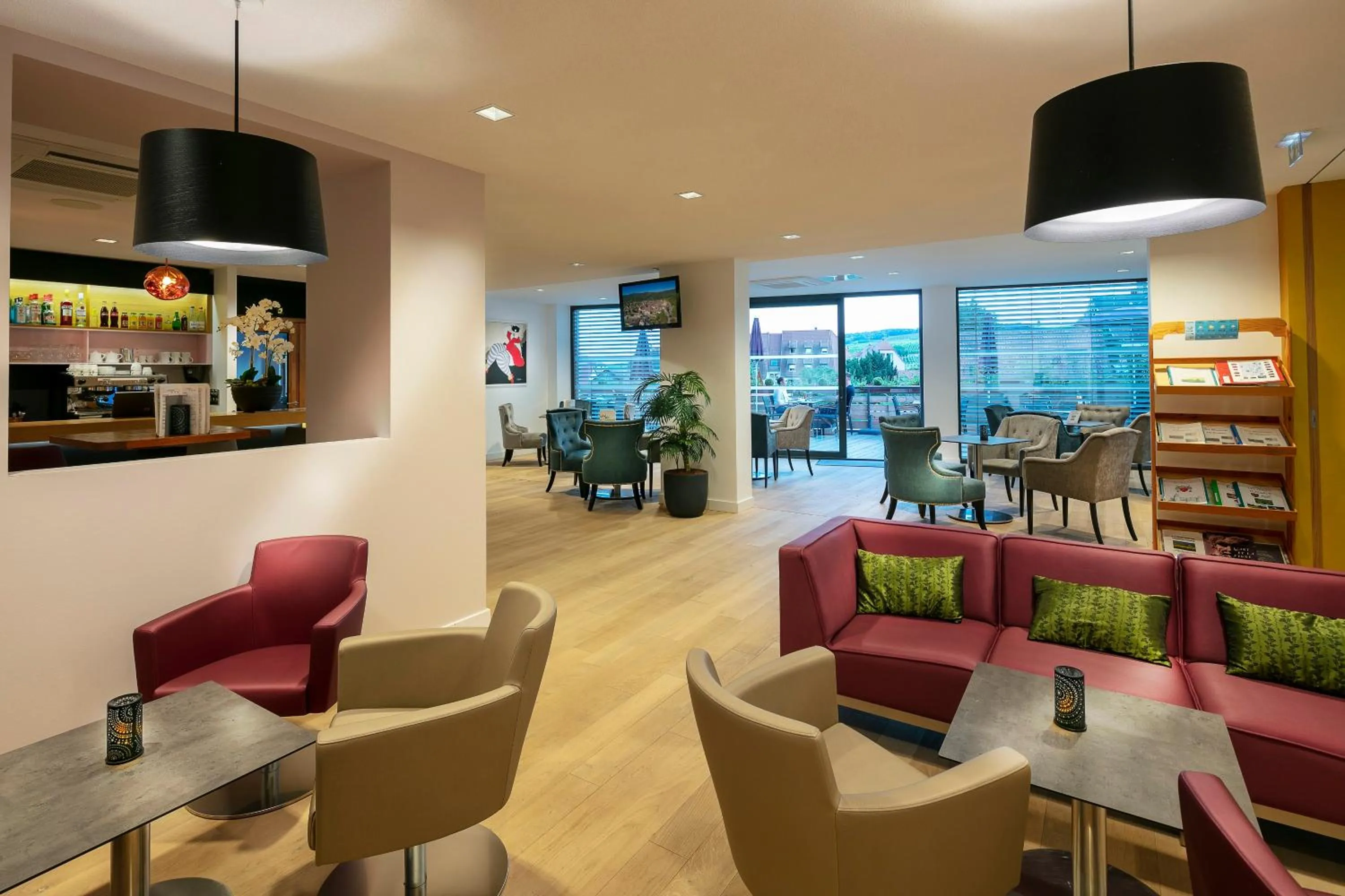 Lounge or bar in Best Western Plus Hotel & SPA Le Schoenenbourg