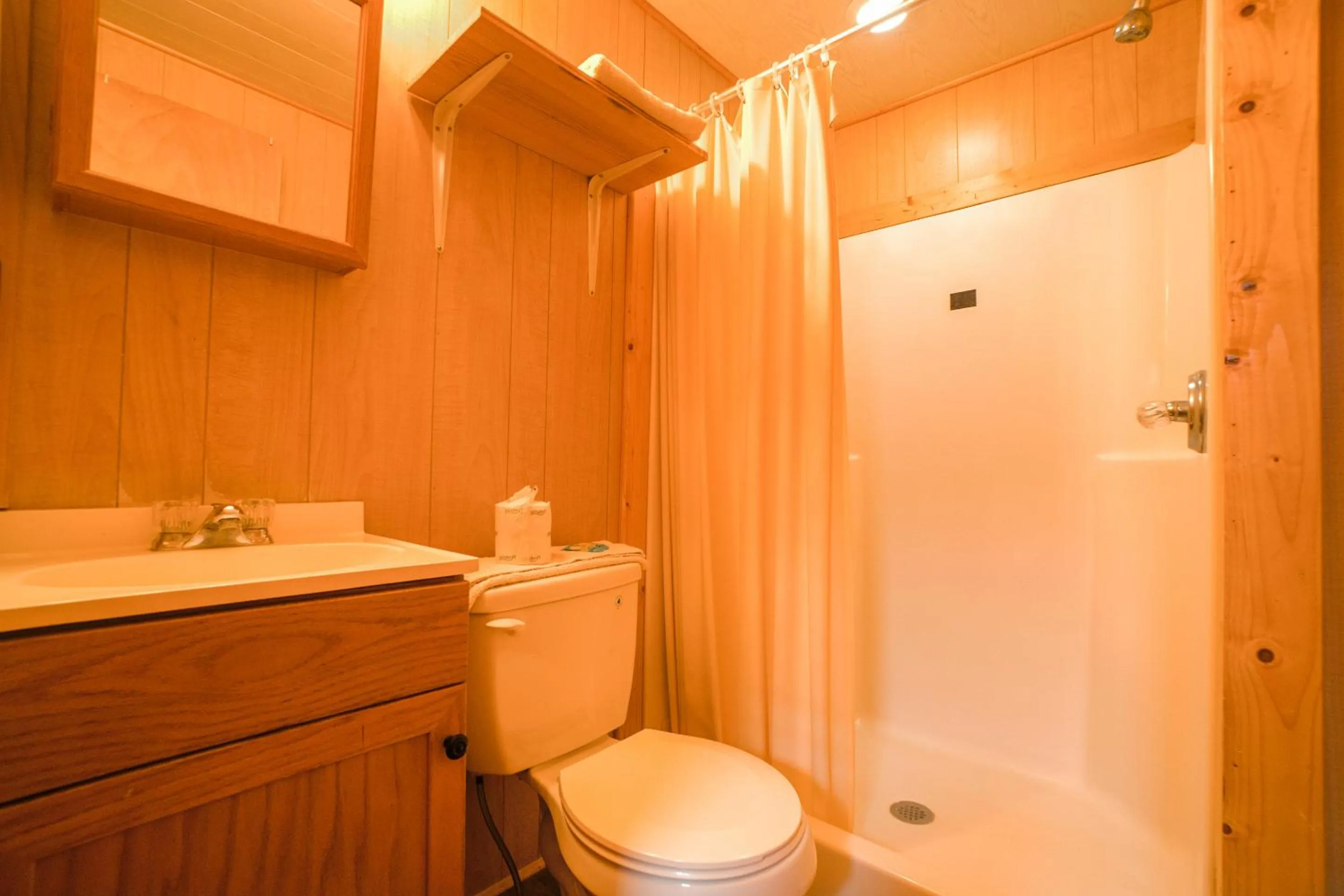 Bathroom in Grand Eagle Ford Lodge & RV Park