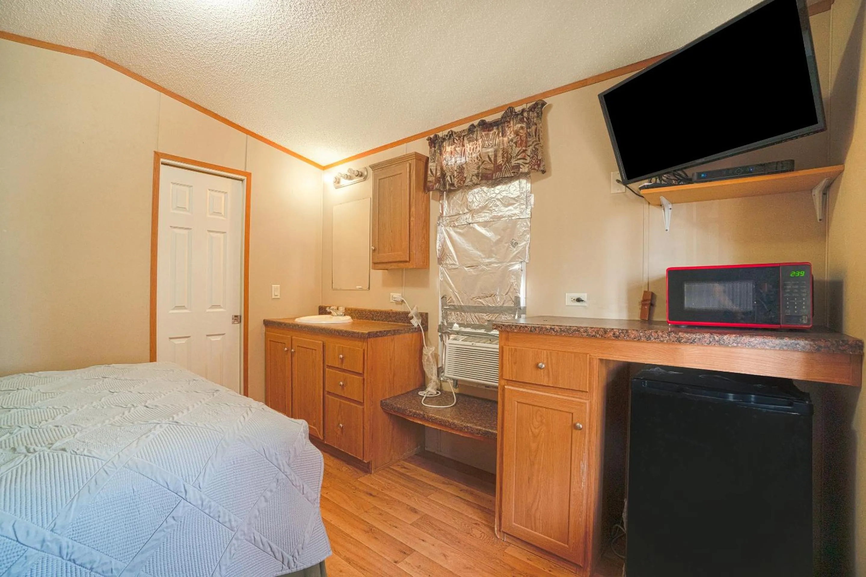 Bedroom in Grand Eagle Ford Lodge & RV Park