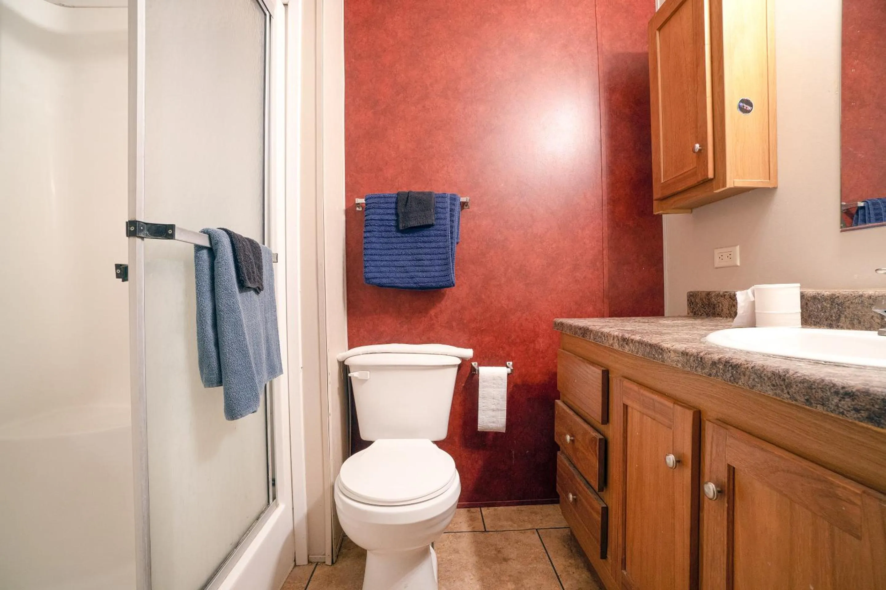 Bathroom in Grand Eagle Ford Lodge & RV Park
