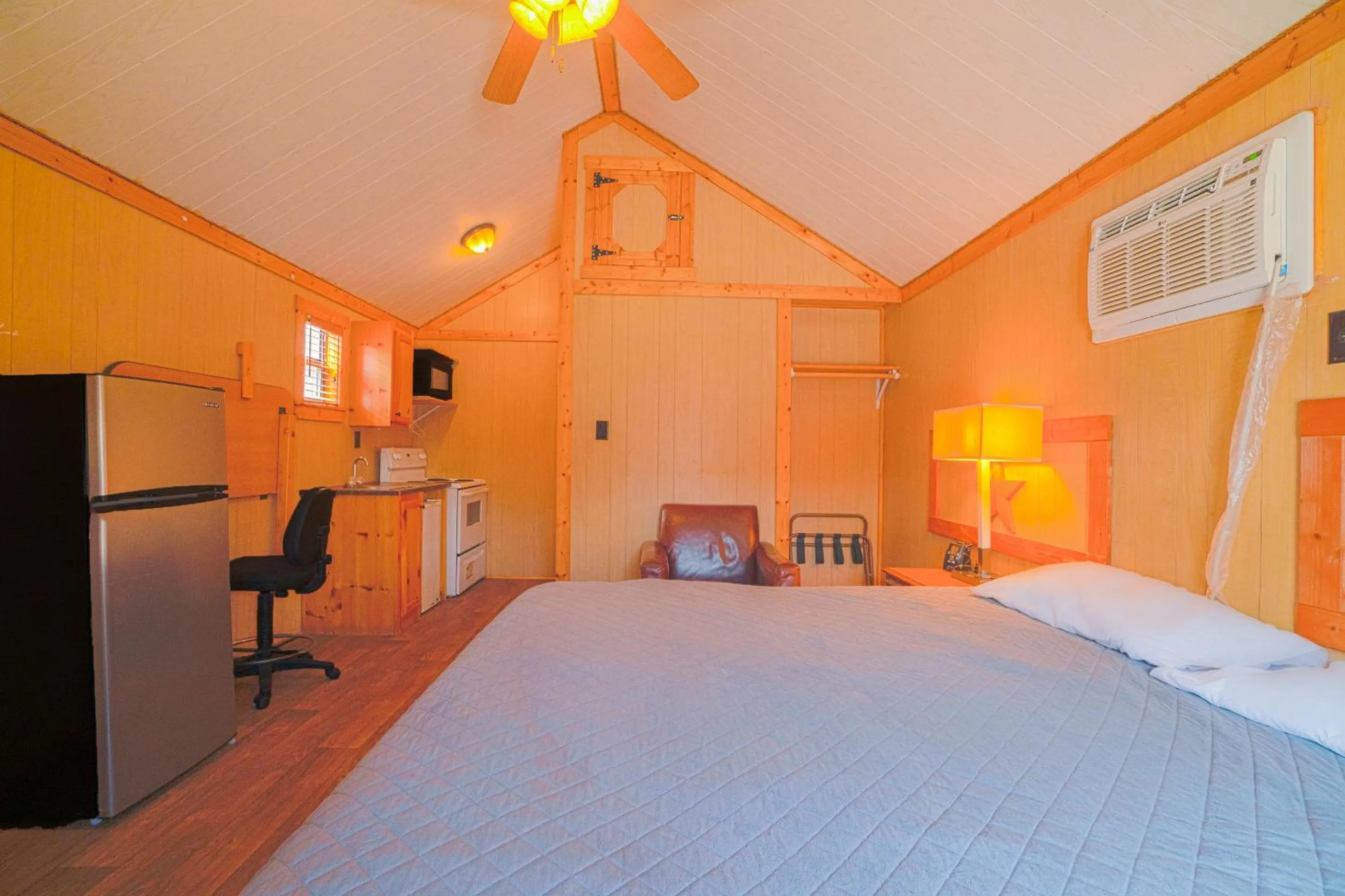 Bedroom in Grand Eagle Ford Lodge & RV Park