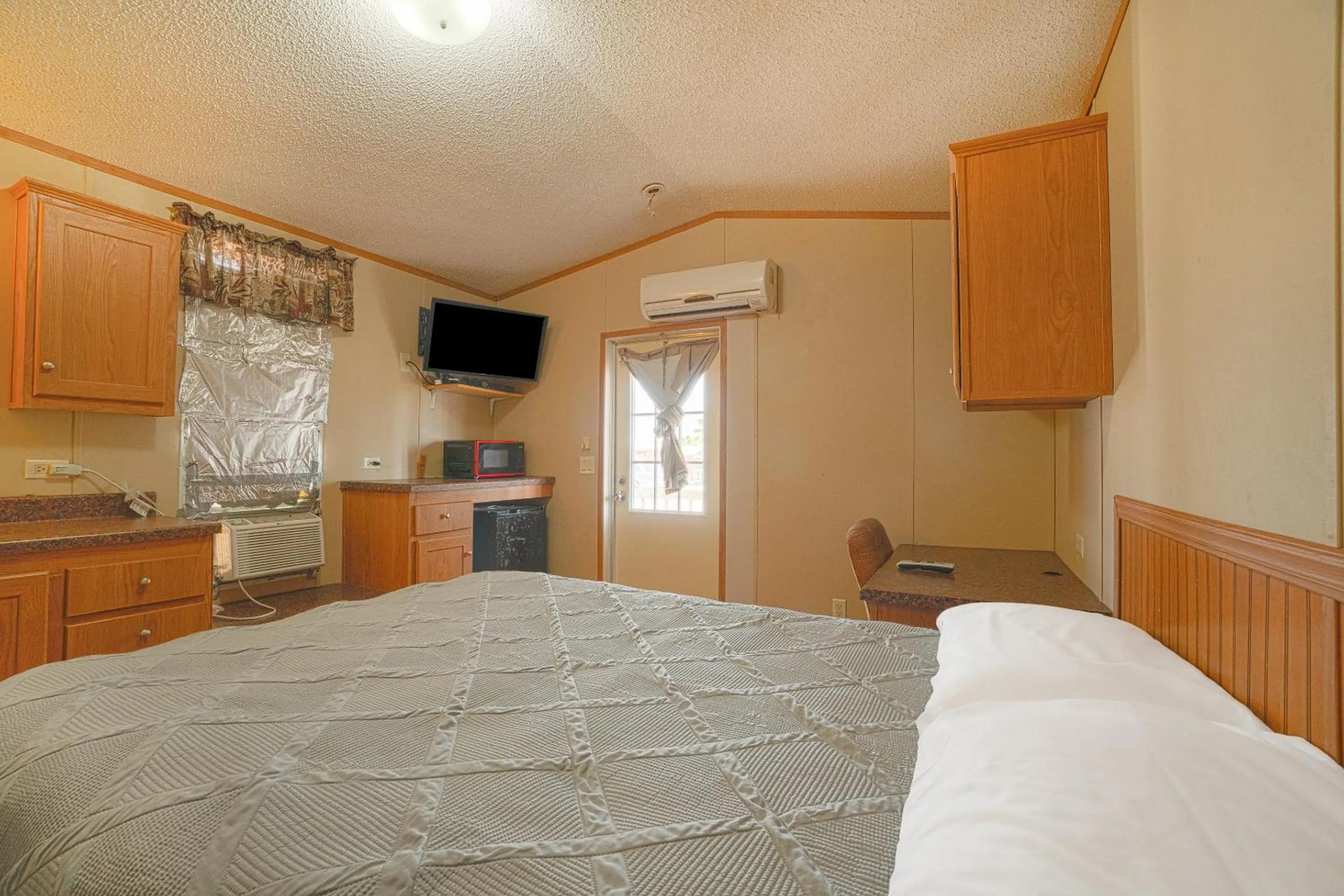 Bedroom in Grand Eagle Ford Lodge & RV Park