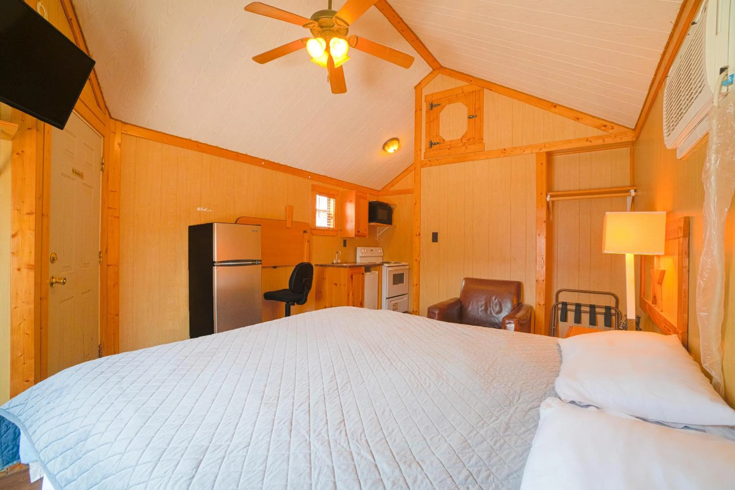 Bedroom in Grand Eagle Ford Lodge & RV Park
